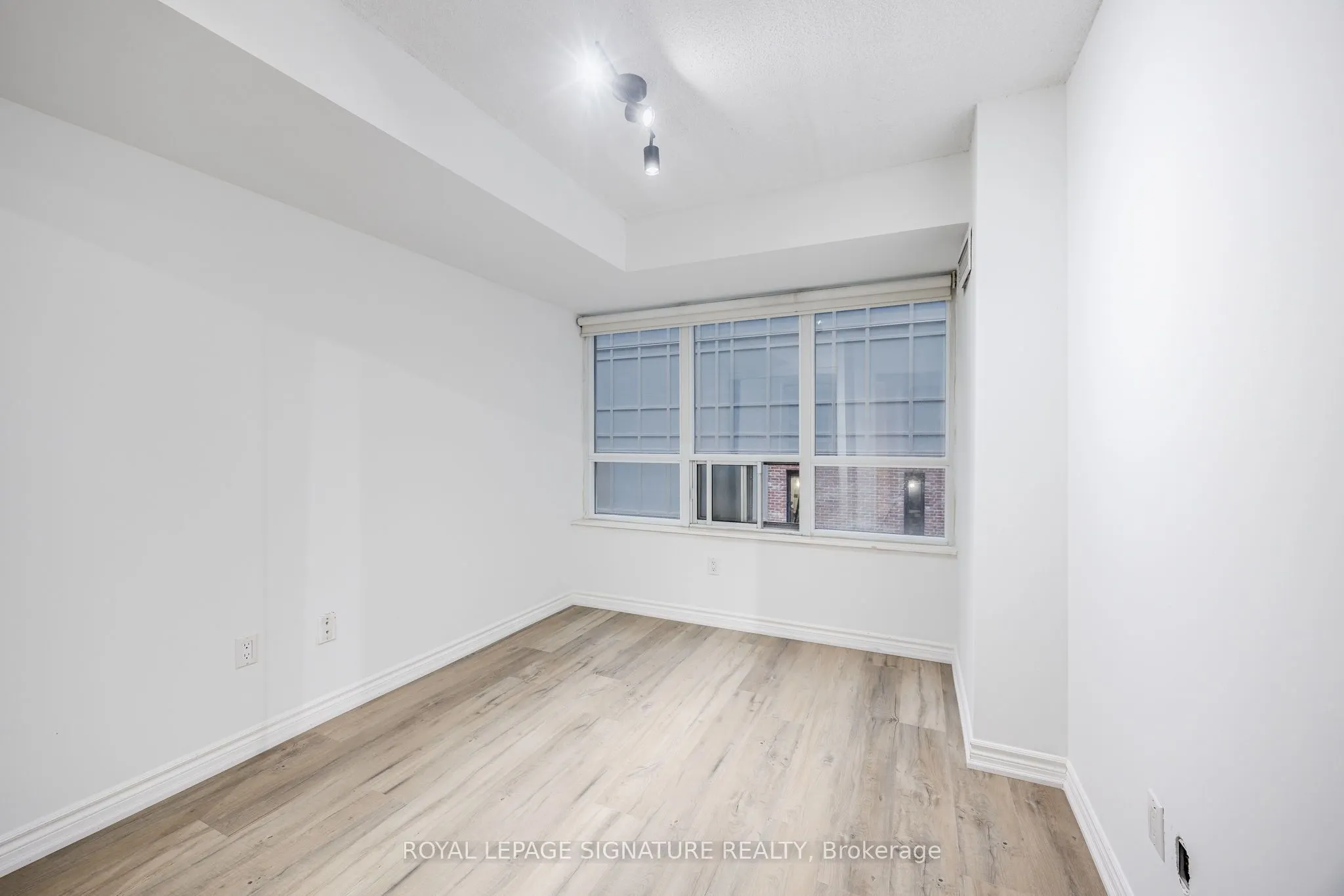 270 Wellington Street W, #305