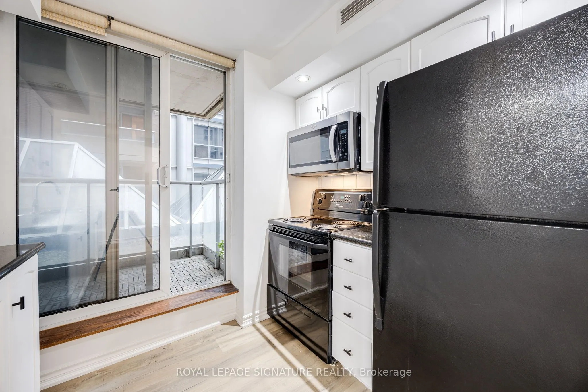 270 Wellington Street W, #305