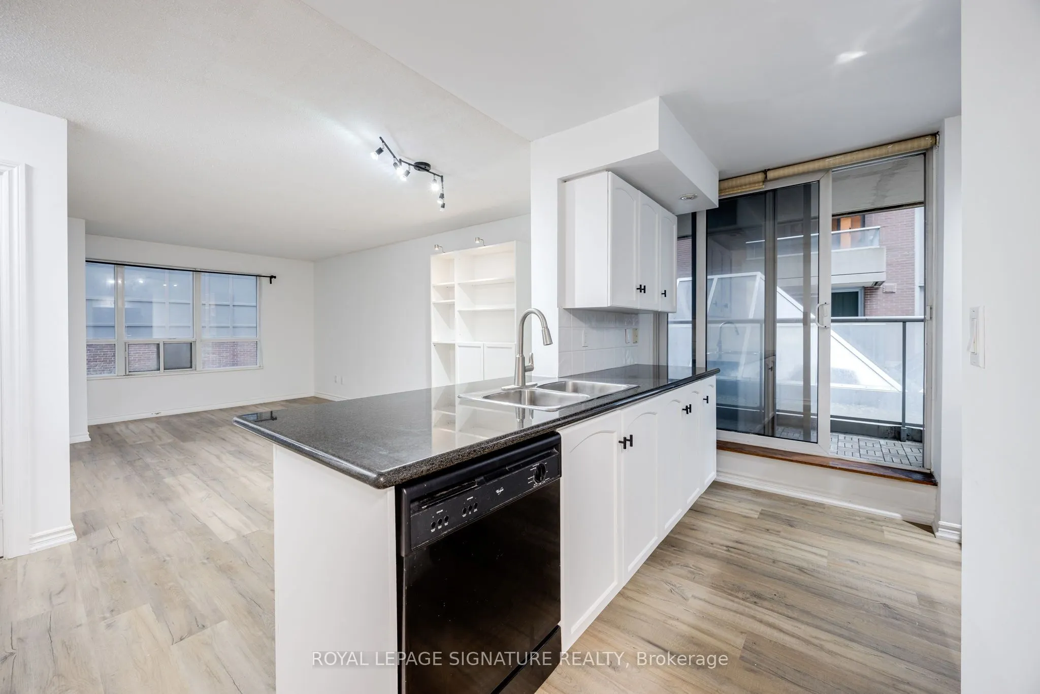 270 Wellington Street W, #305