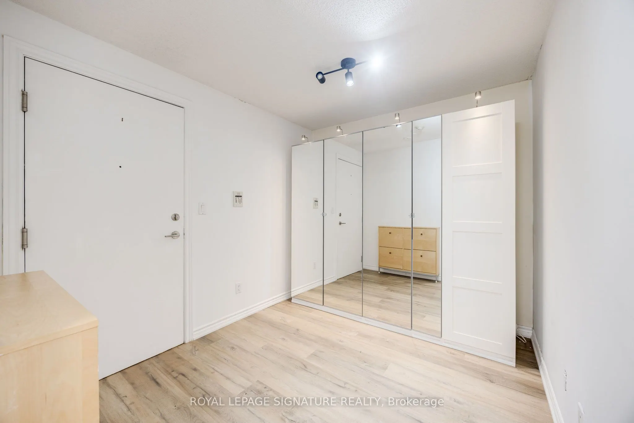270 Wellington Street W, #305