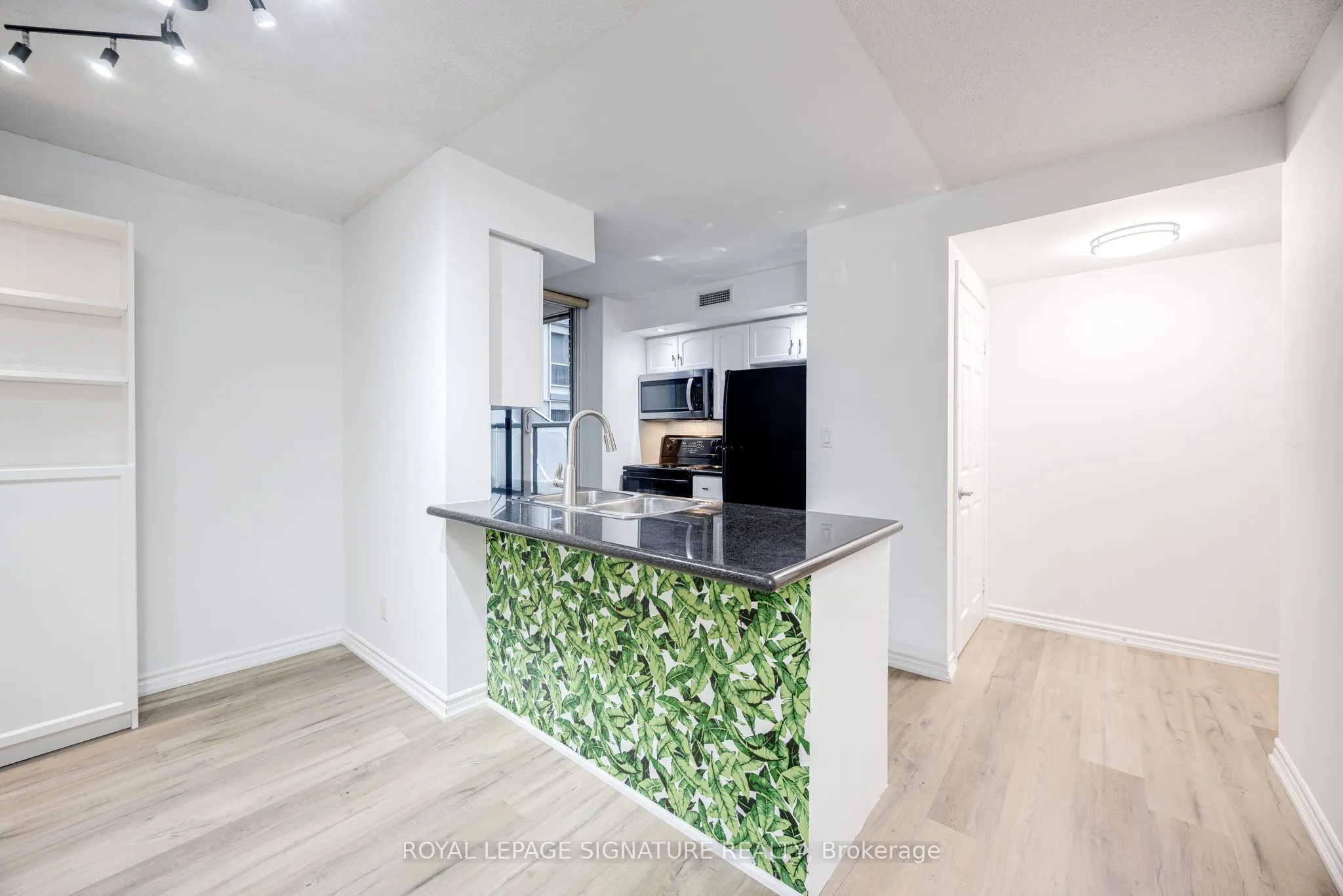 270 Wellington Street W, #305