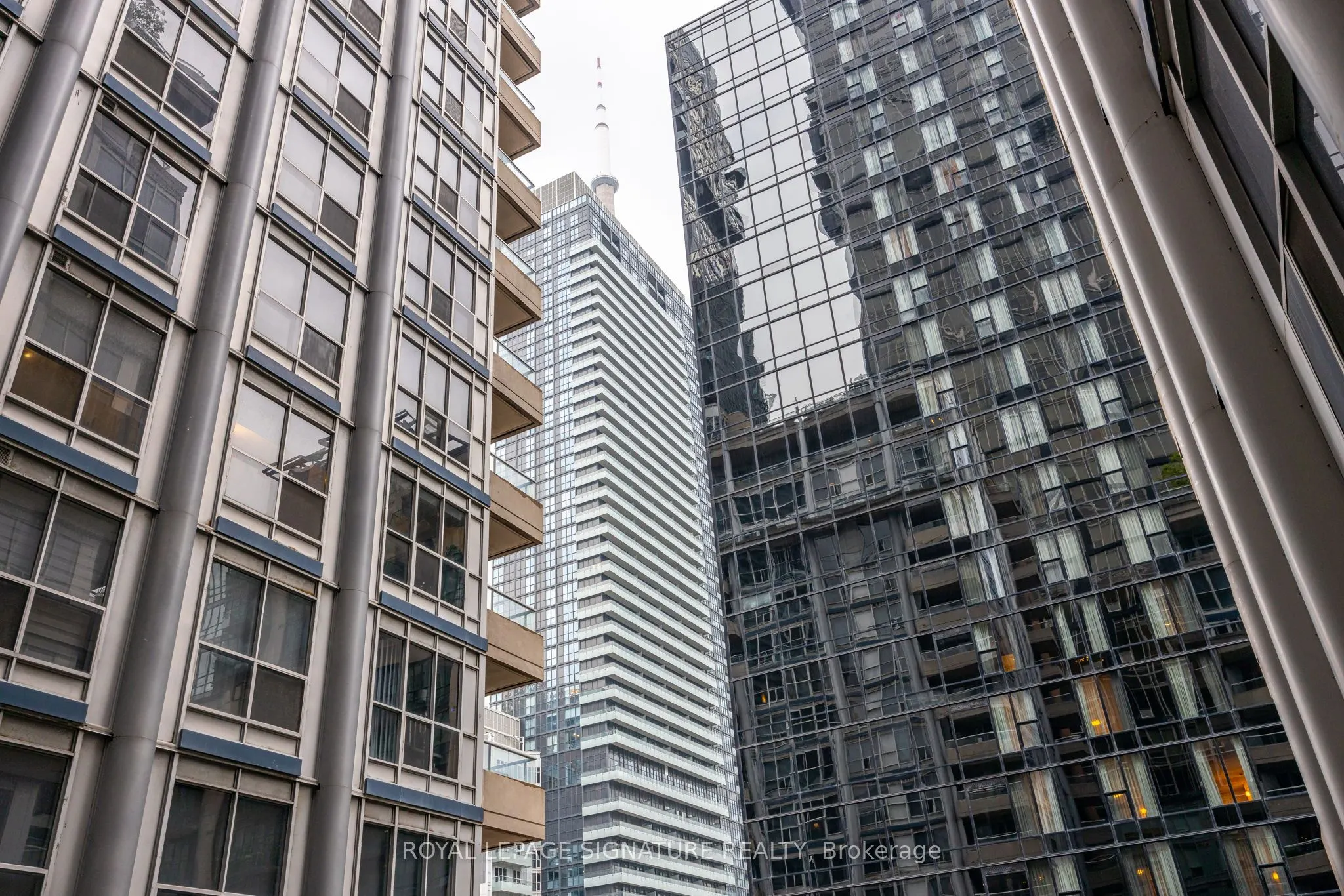 270 Wellington Street W, #305