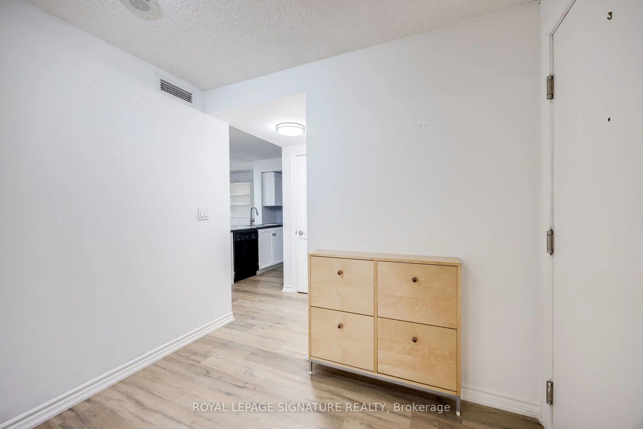 270 Wellington Street W, #305