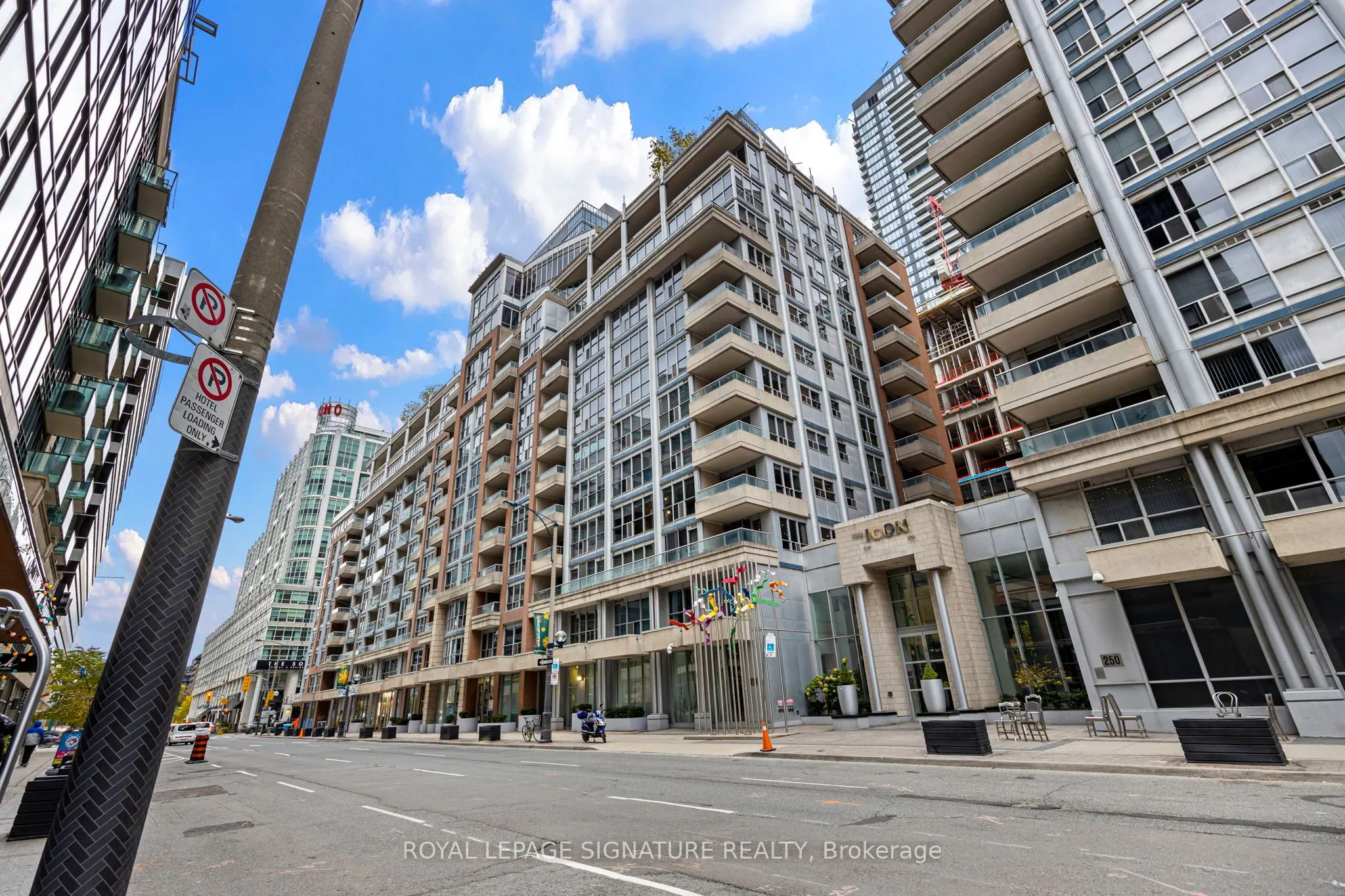 270 Wellington Street W, #305
