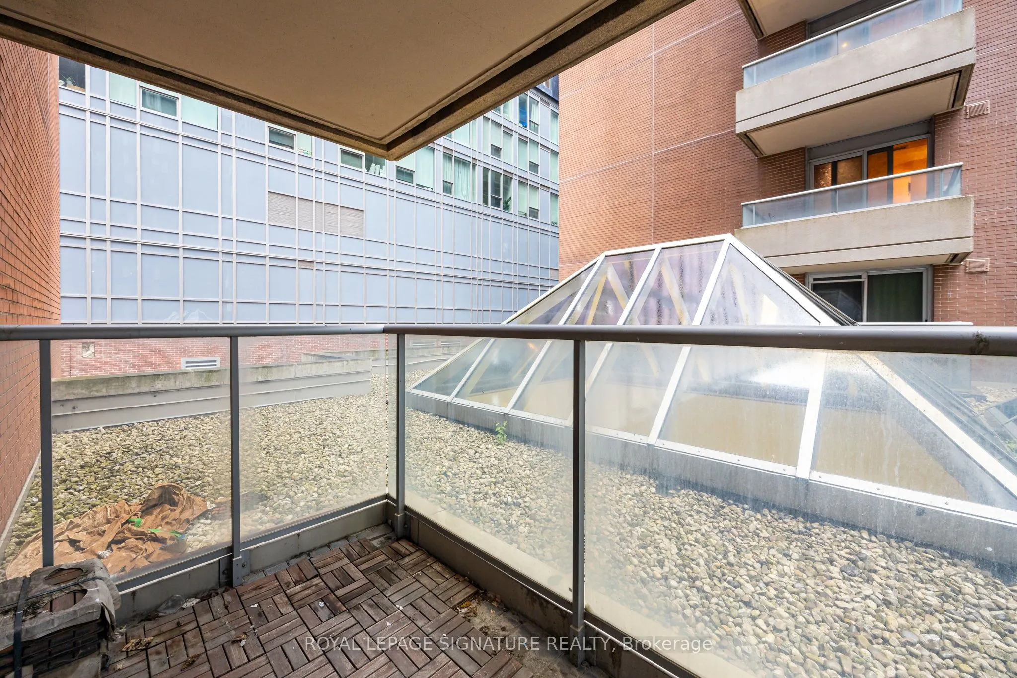 270 Wellington Street W, #305
