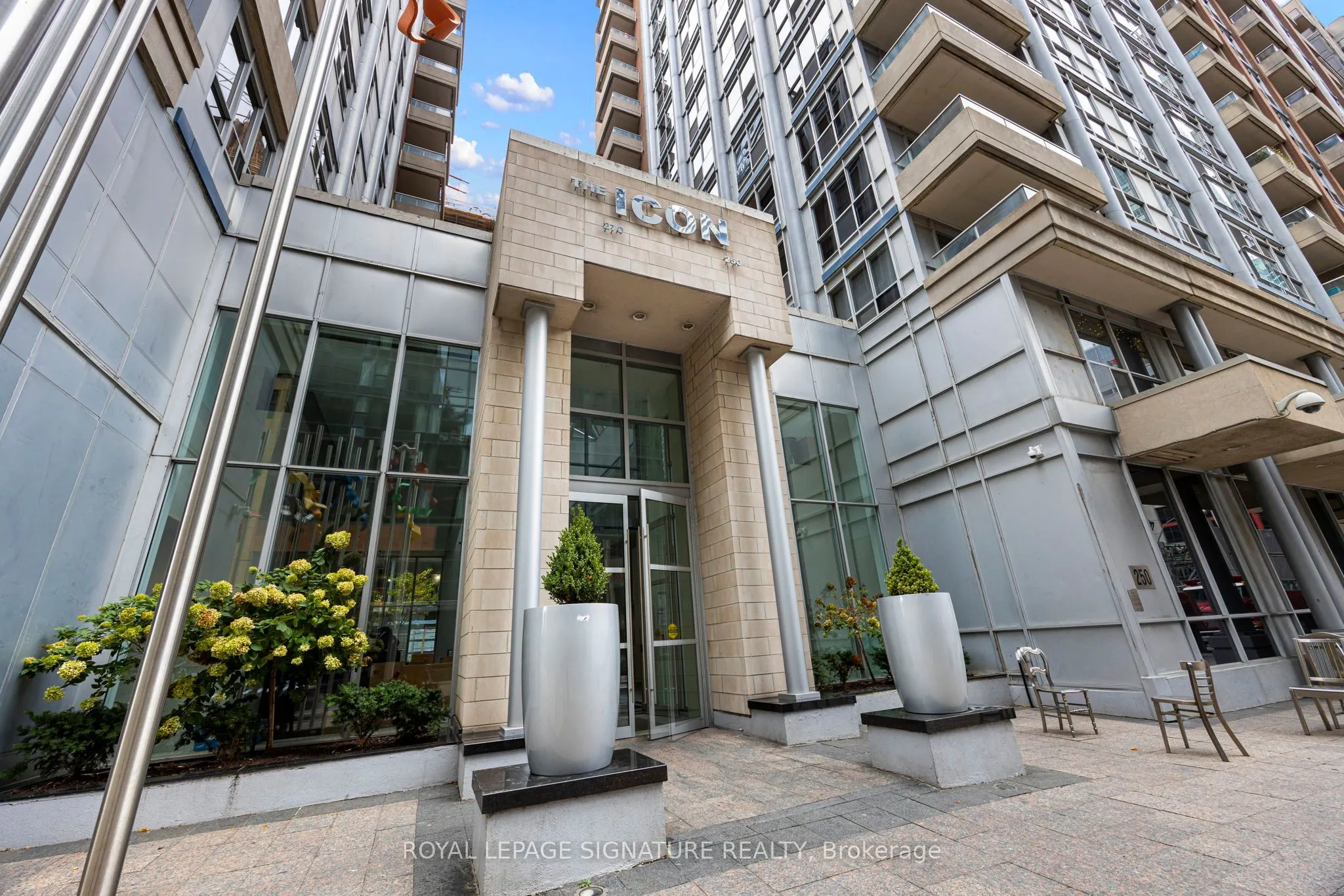 270 Wellington Street W, #305