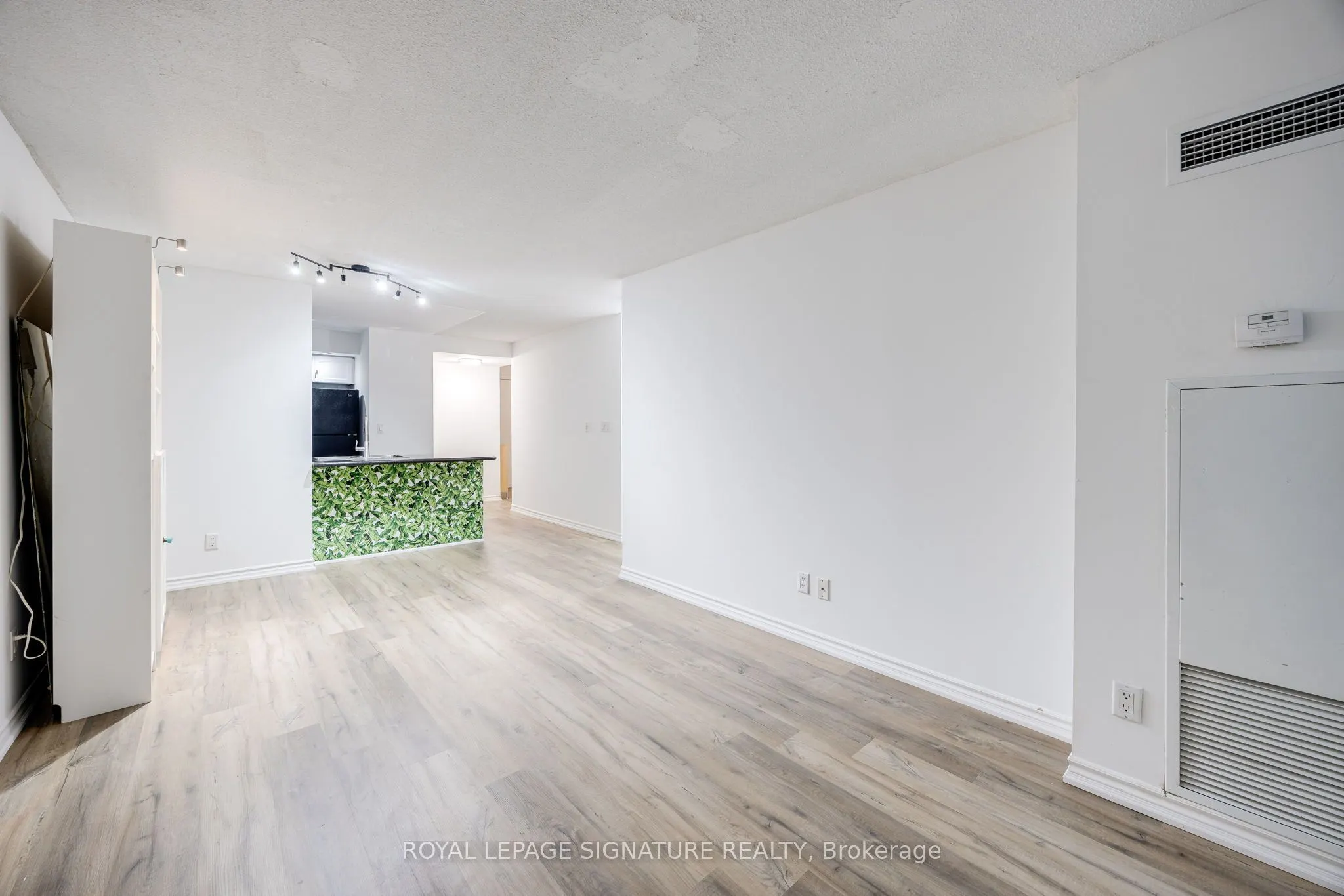 270 Wellington Street W, #305