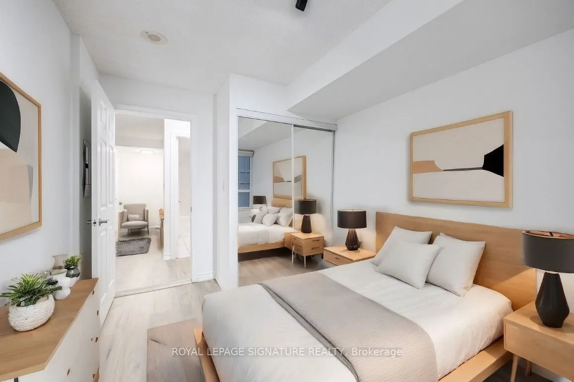 270 Wellington Street W, #305