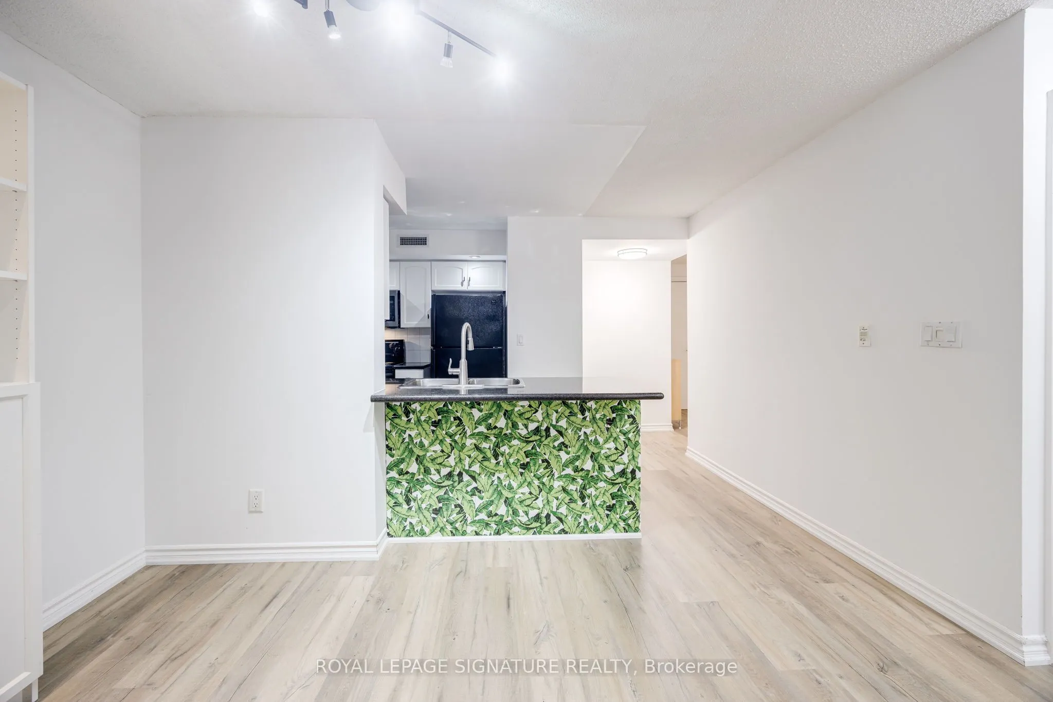 270 Wellington Street W, #305