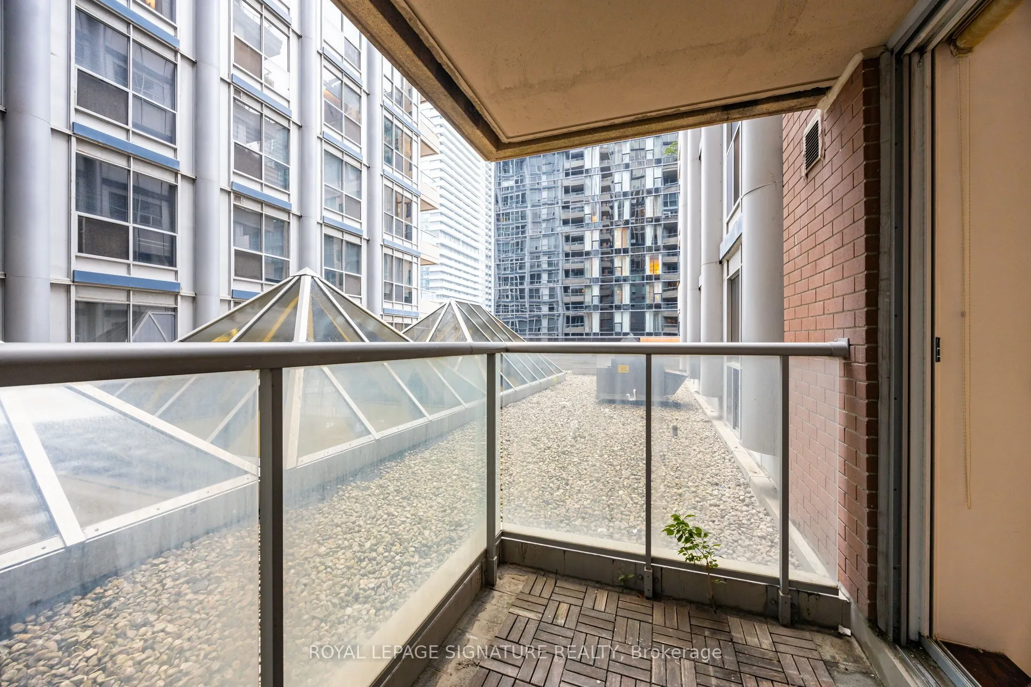 270 Wellington Street W, #305