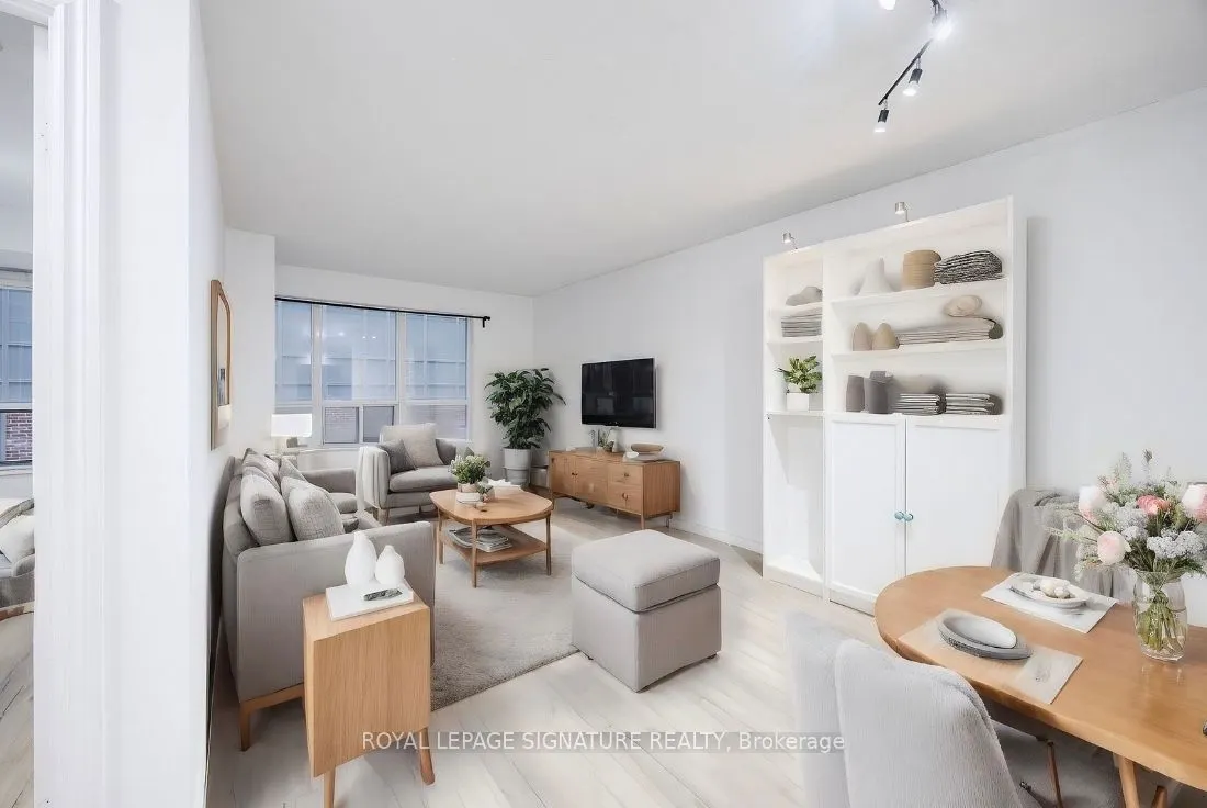 270 Wellington Street W, #305