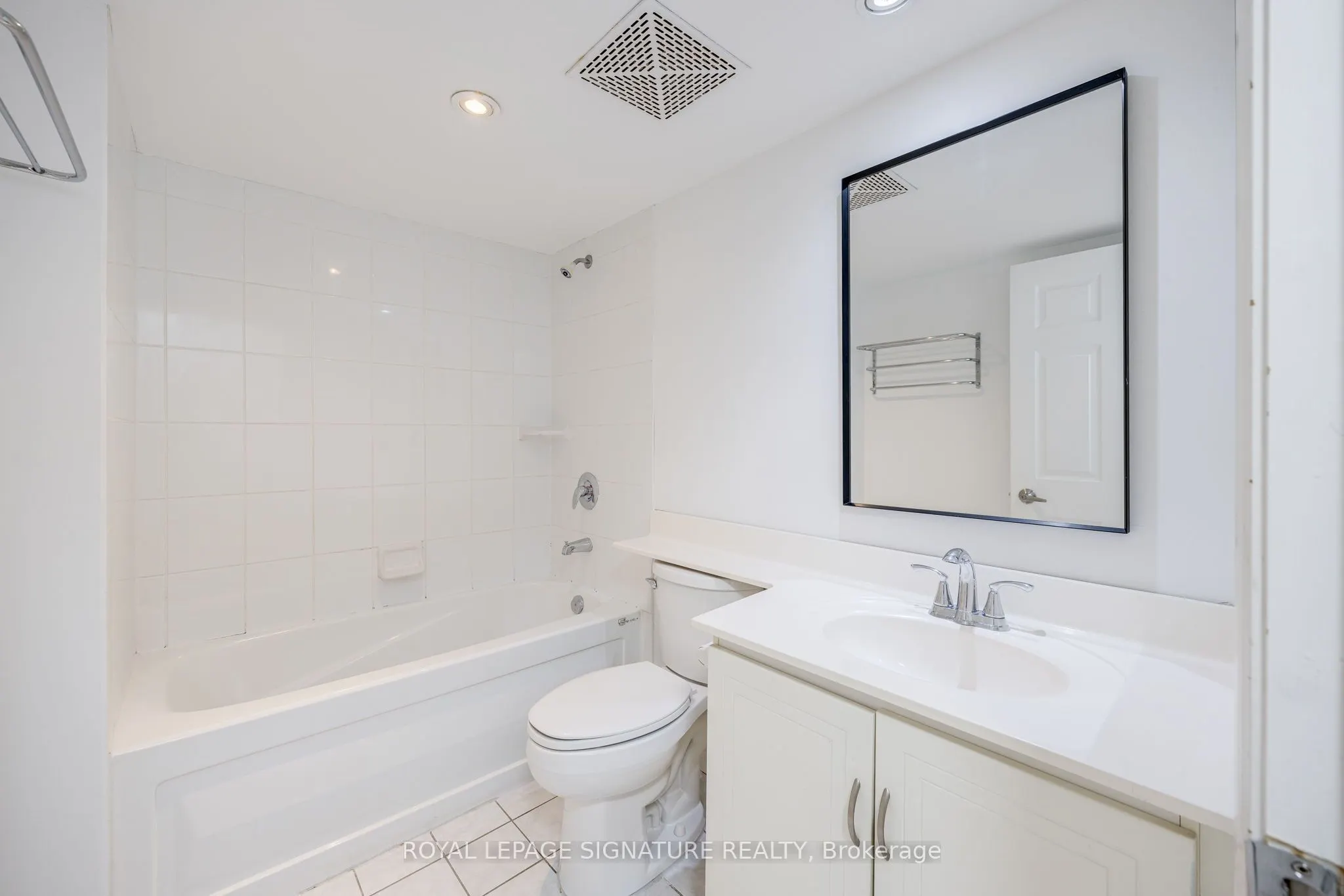 270 Wellington Street W, #305