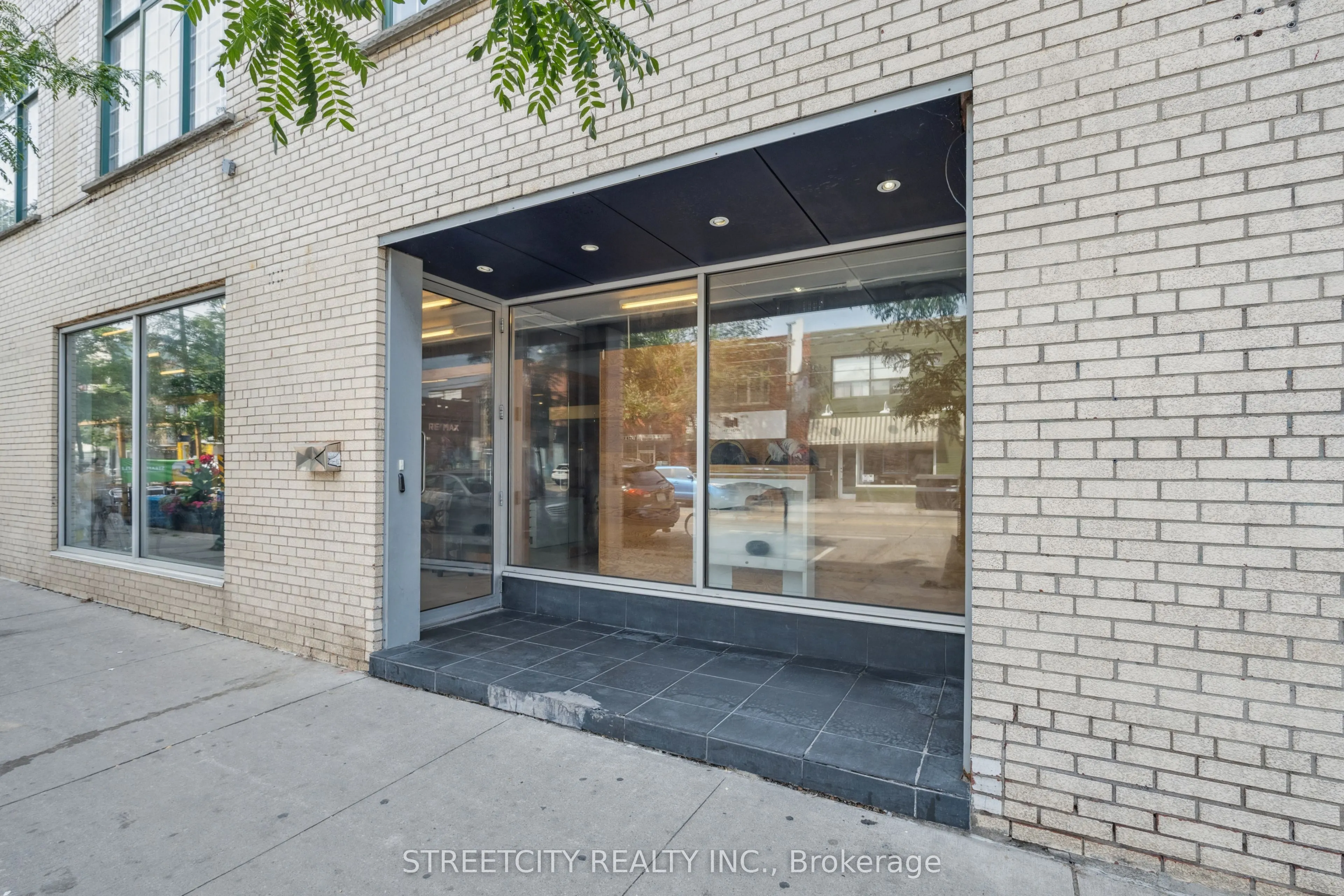 837 Dundas Street W