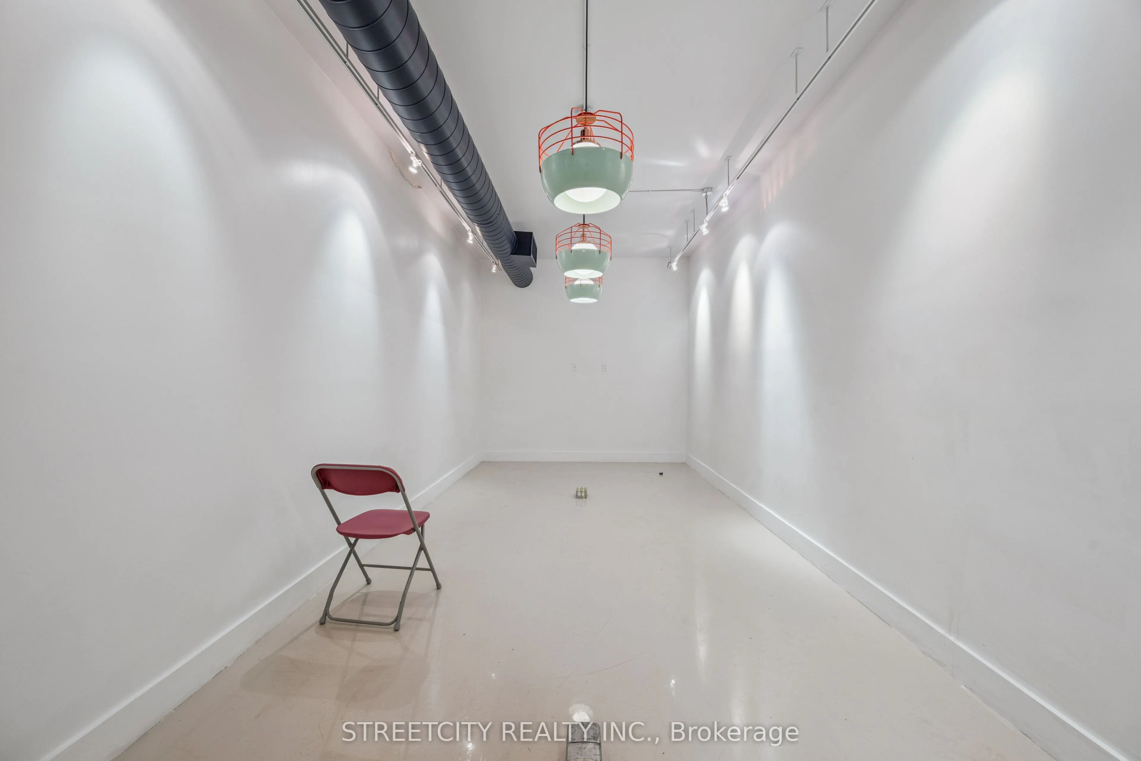 837 Dundas Street W