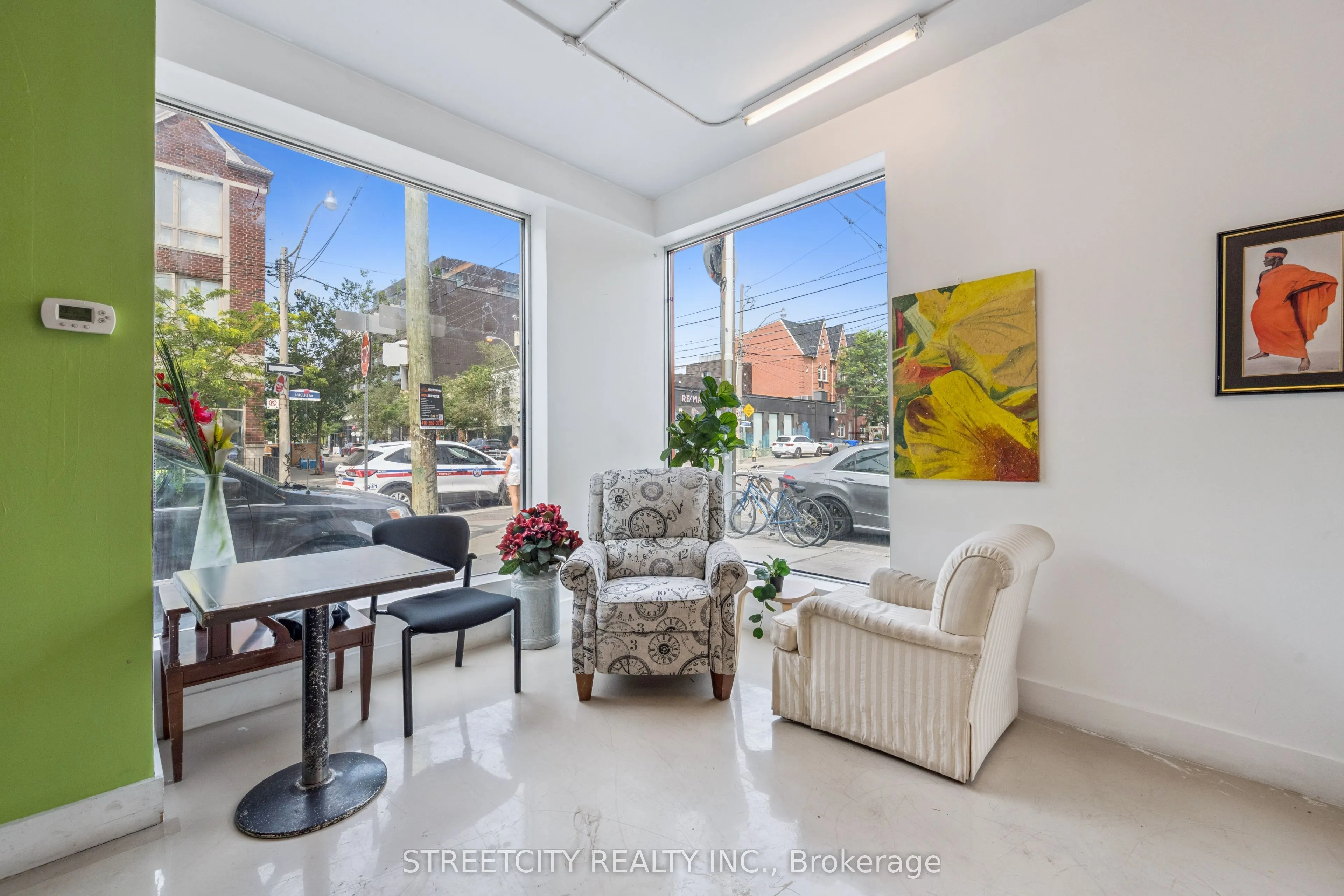 837 Dundas Street W