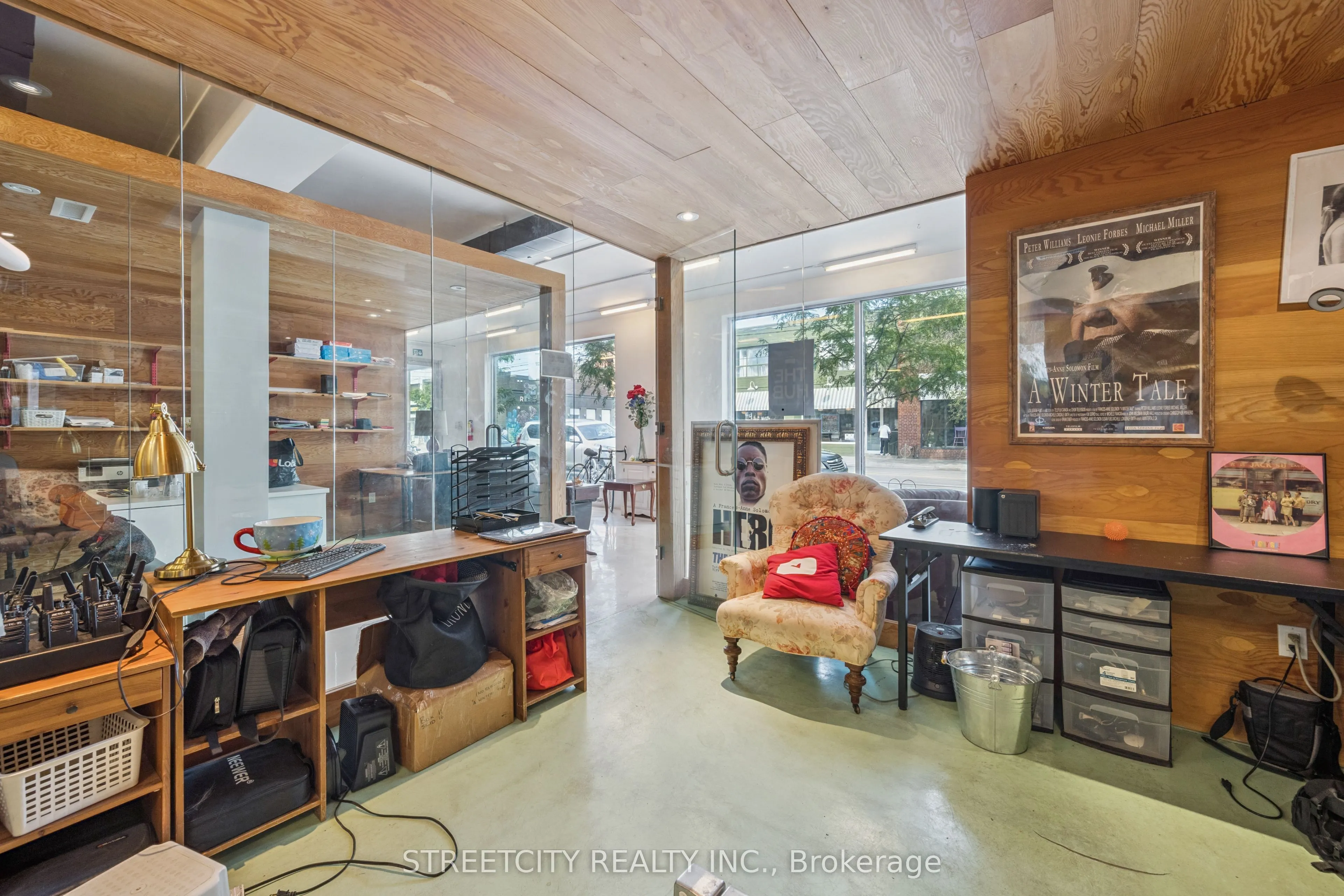 837 Dundas Street W