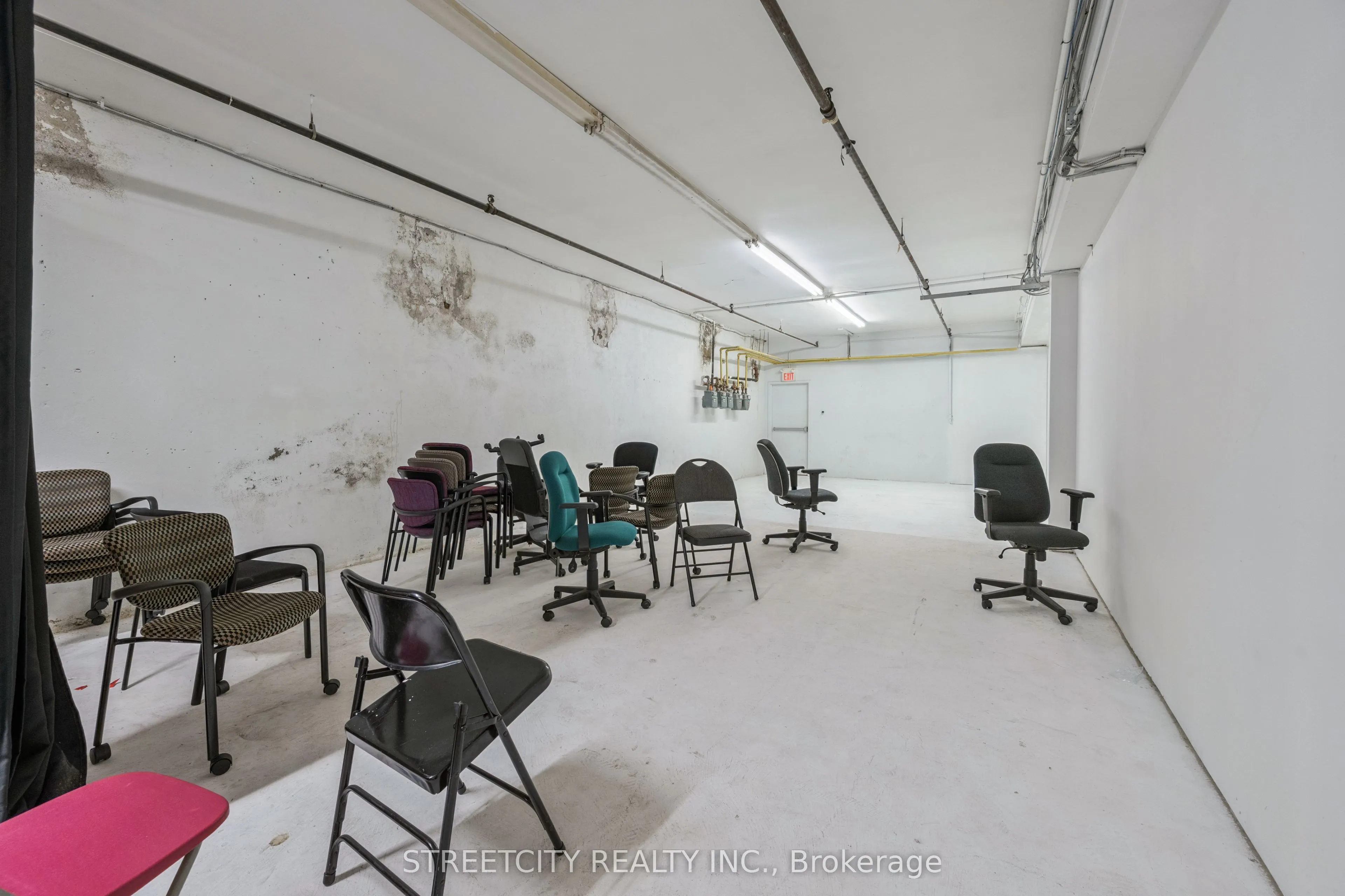 837 Dundas Street W