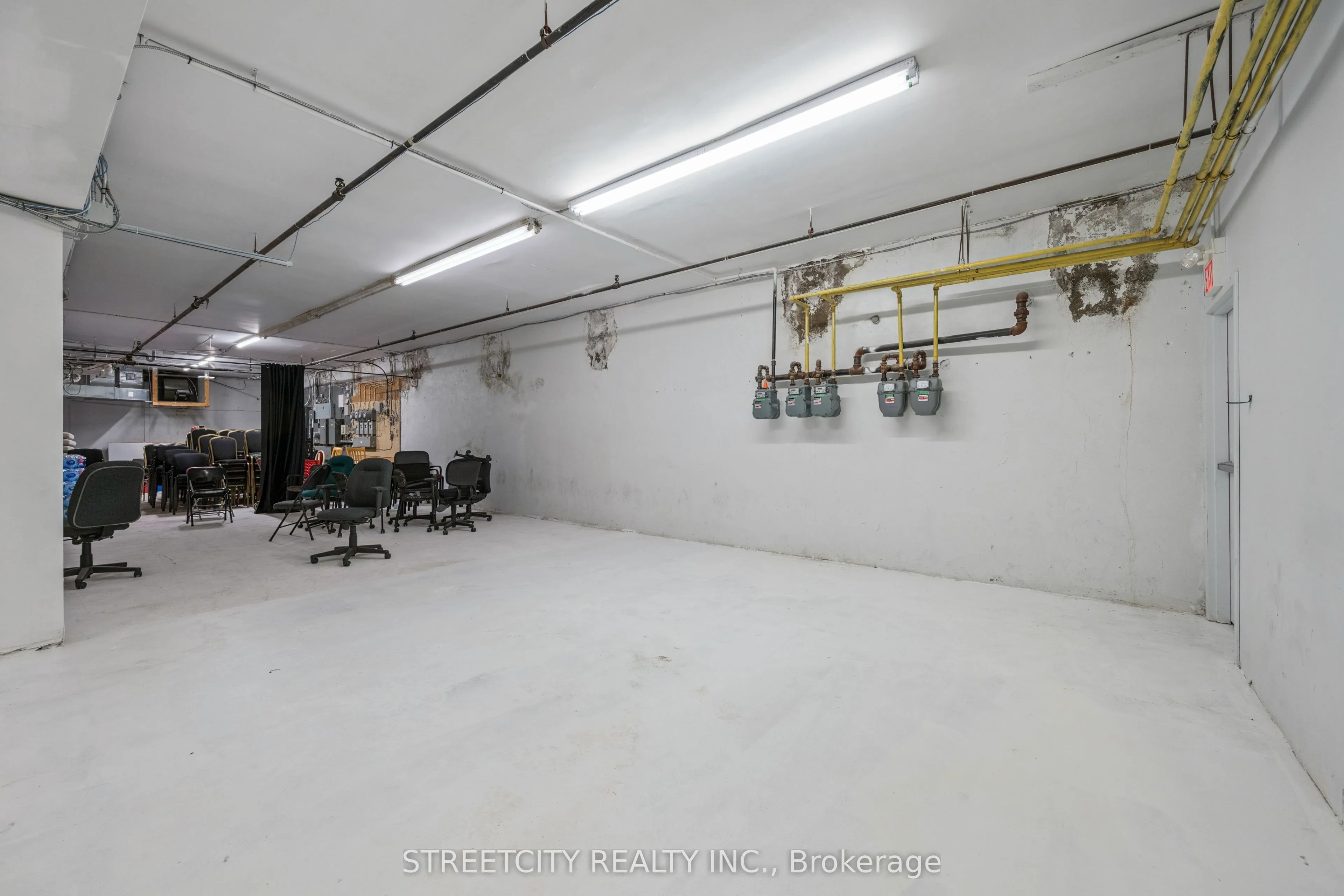 837 Dundas Street W
