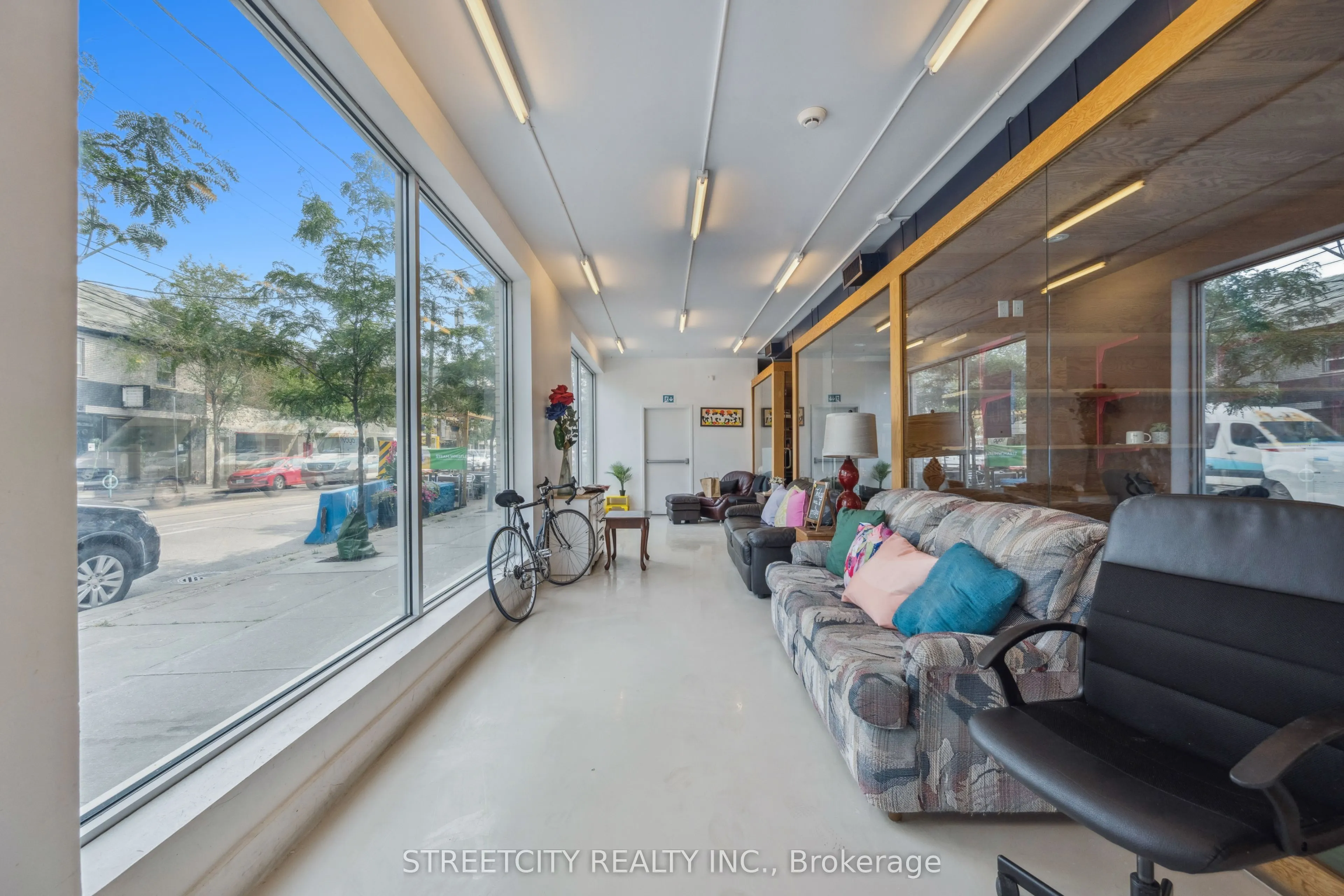 837 Dundas Street W