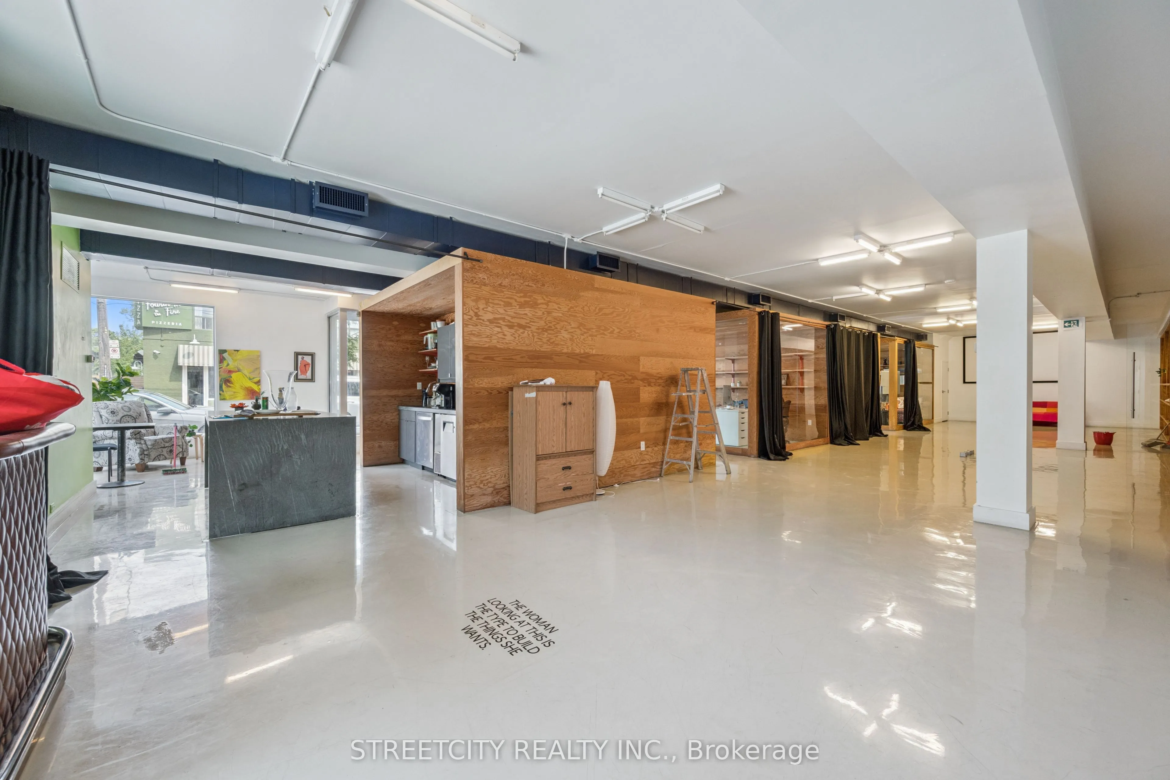 837 Dundas Street W