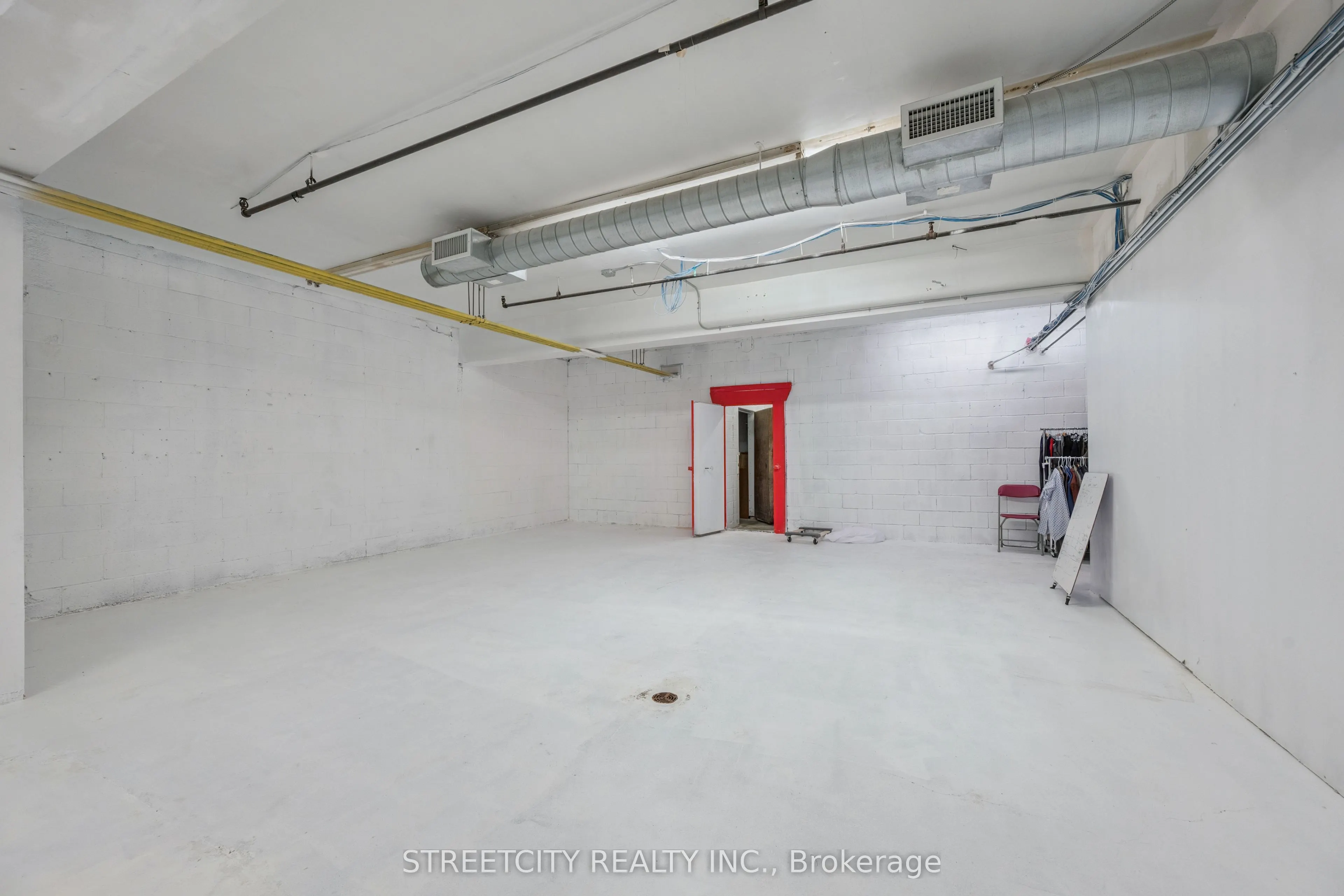 837 Dundas Street W