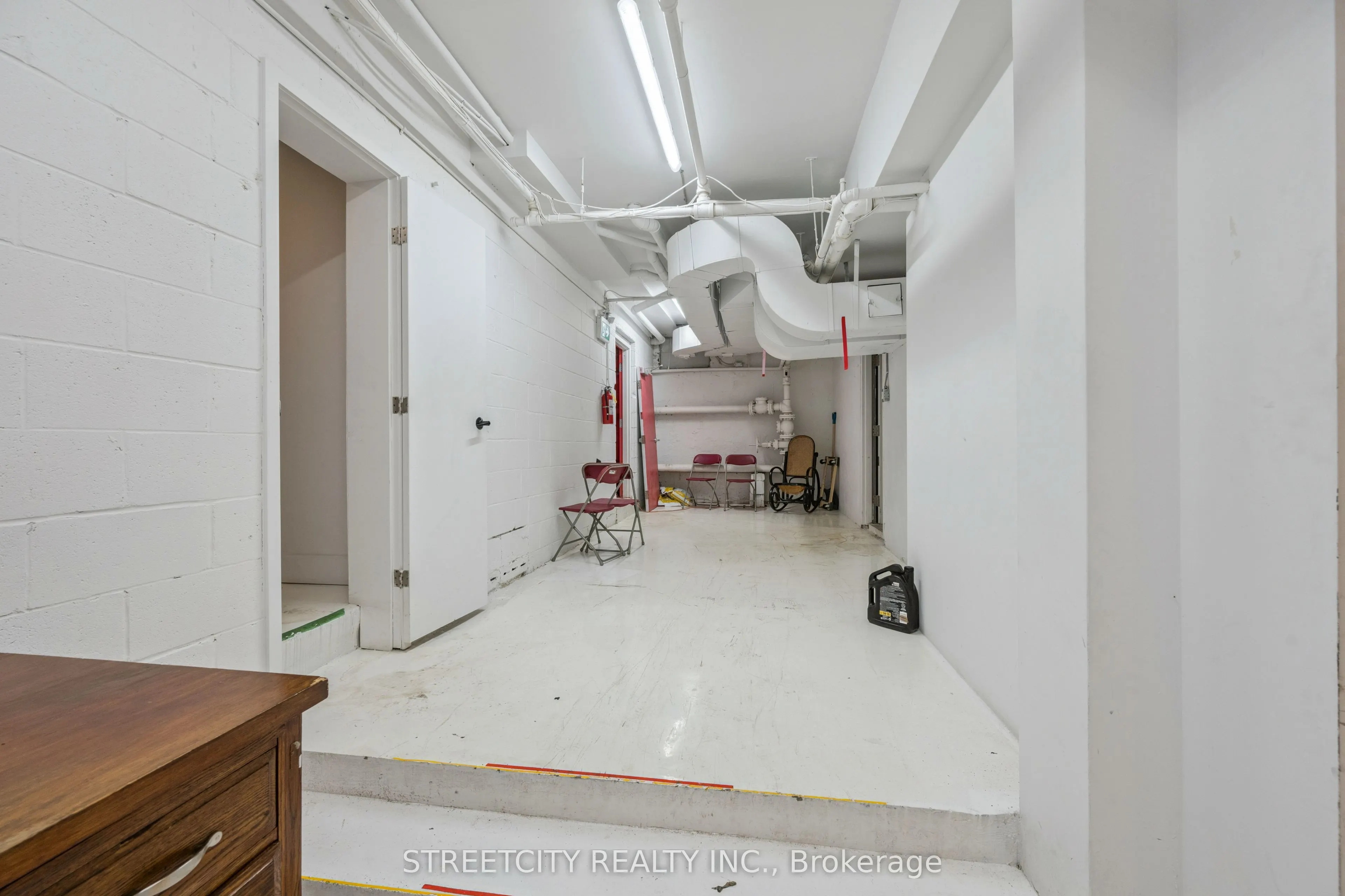 837 Dundas Street W
