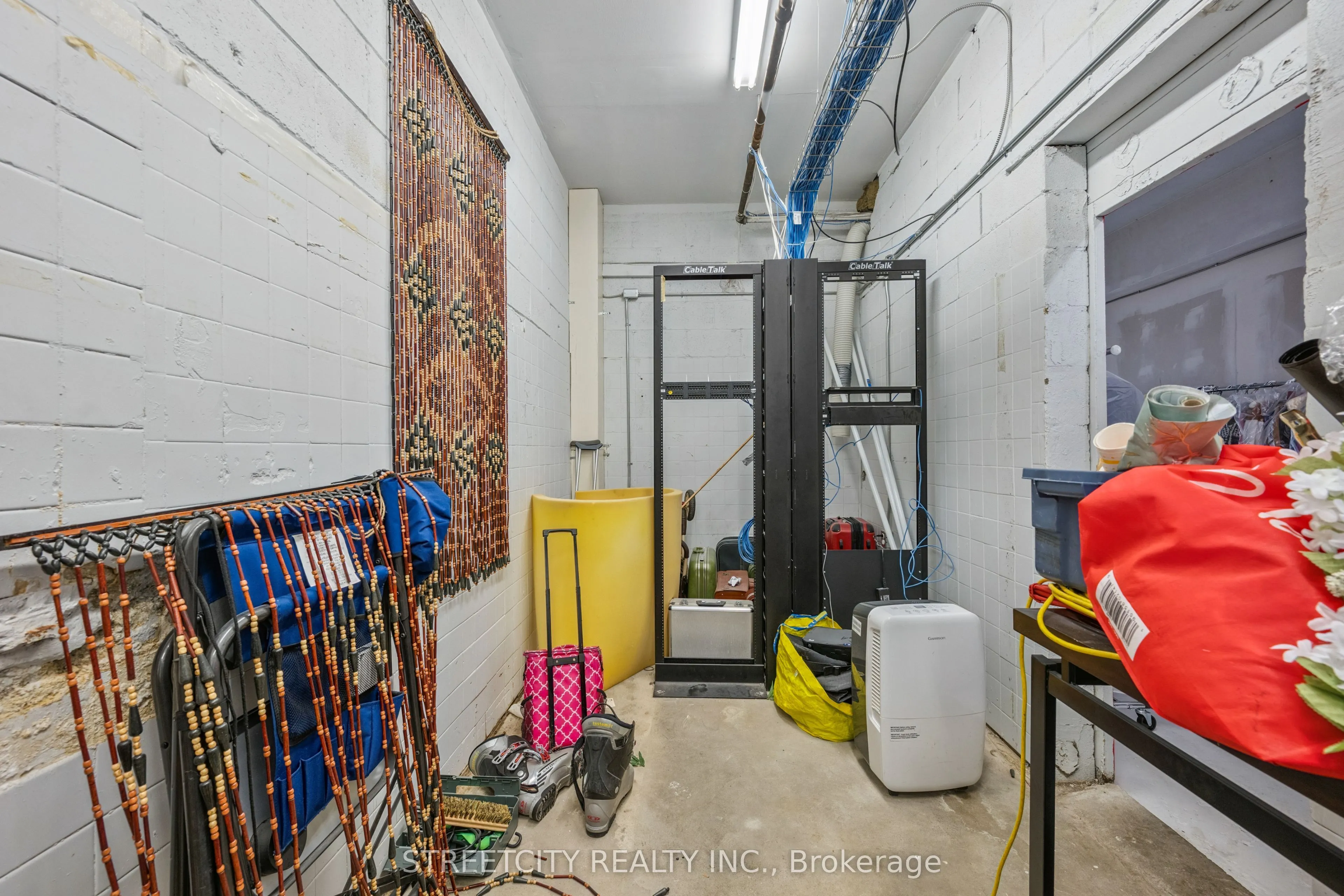 837 Dundas Street W