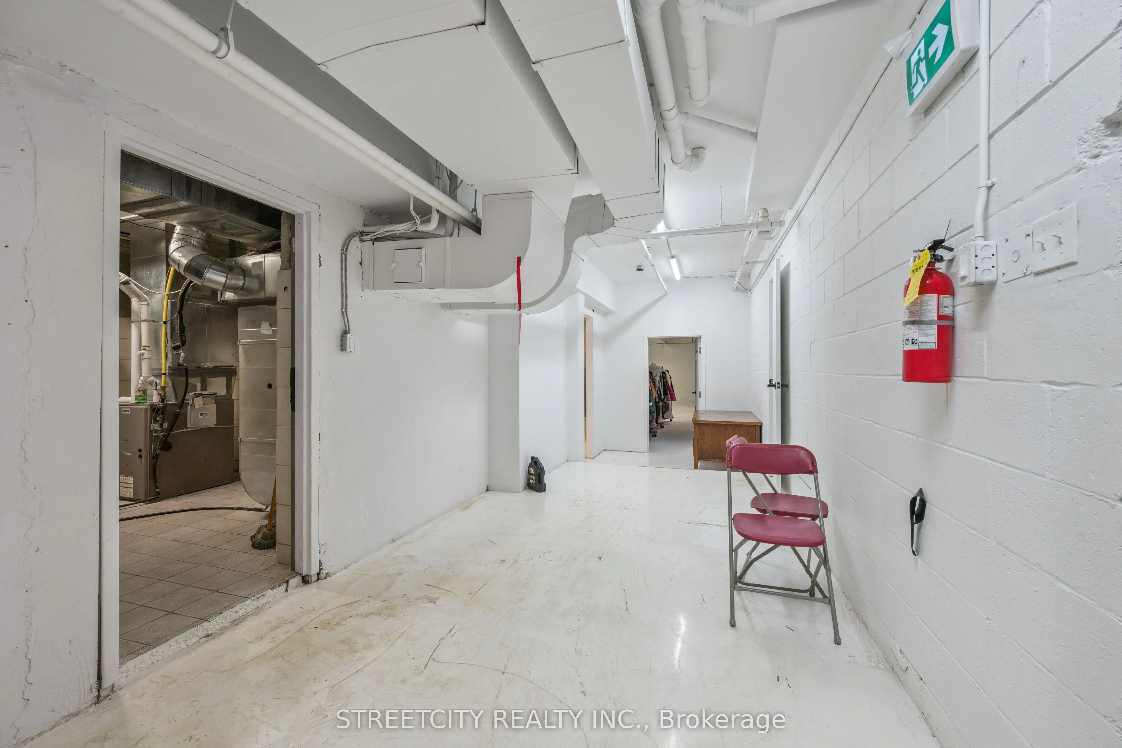 837 Dundas Street W