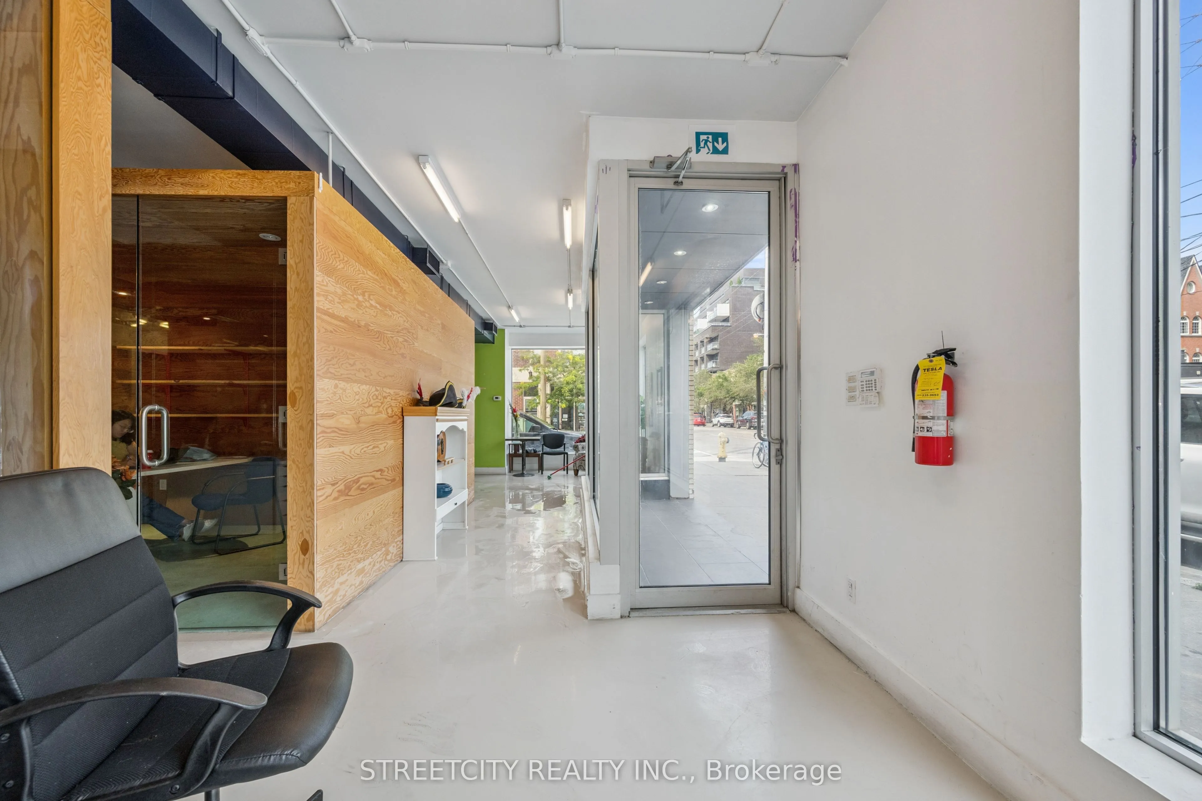837 Dundas Street W