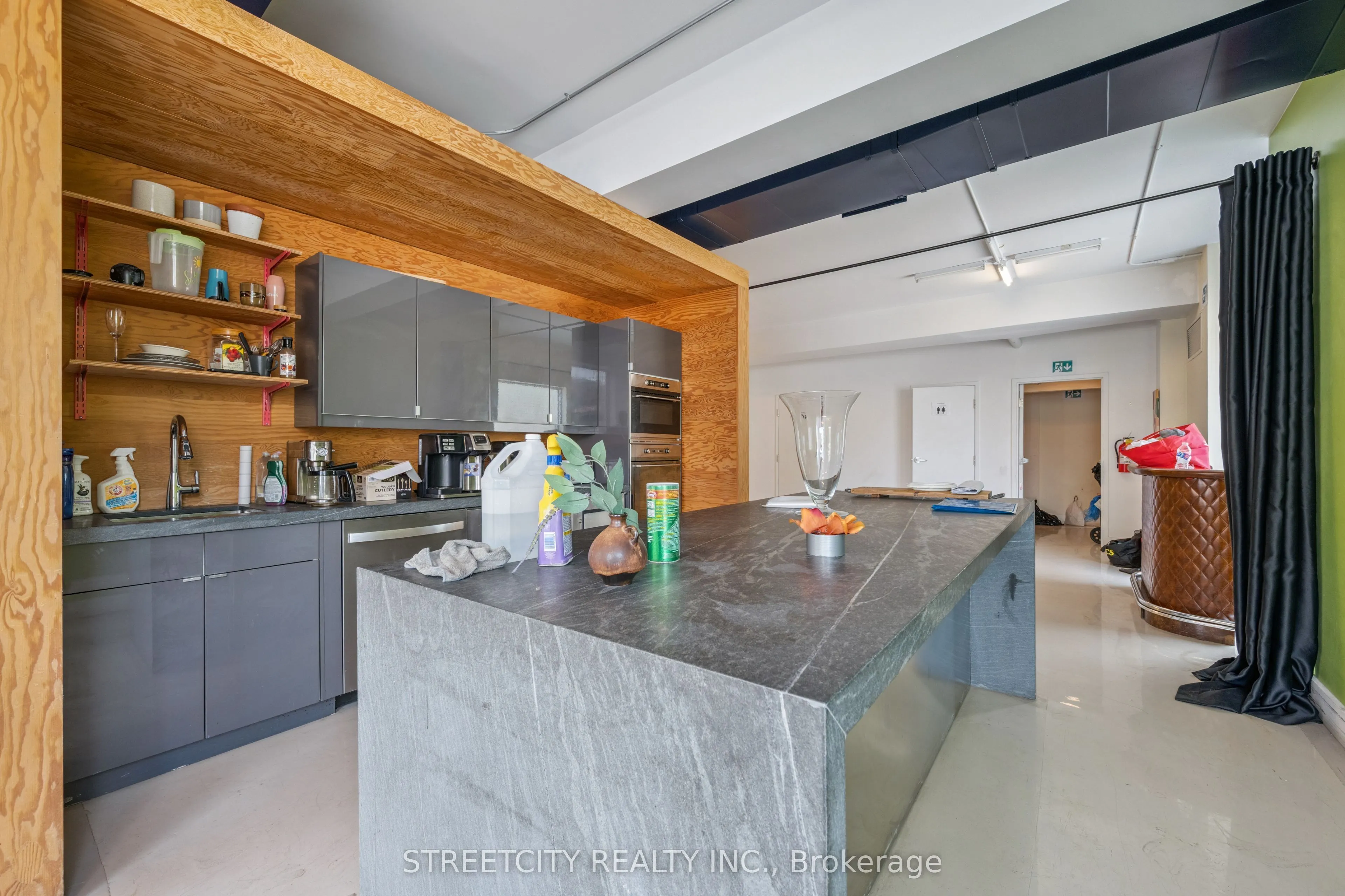 837 Dundas Street W