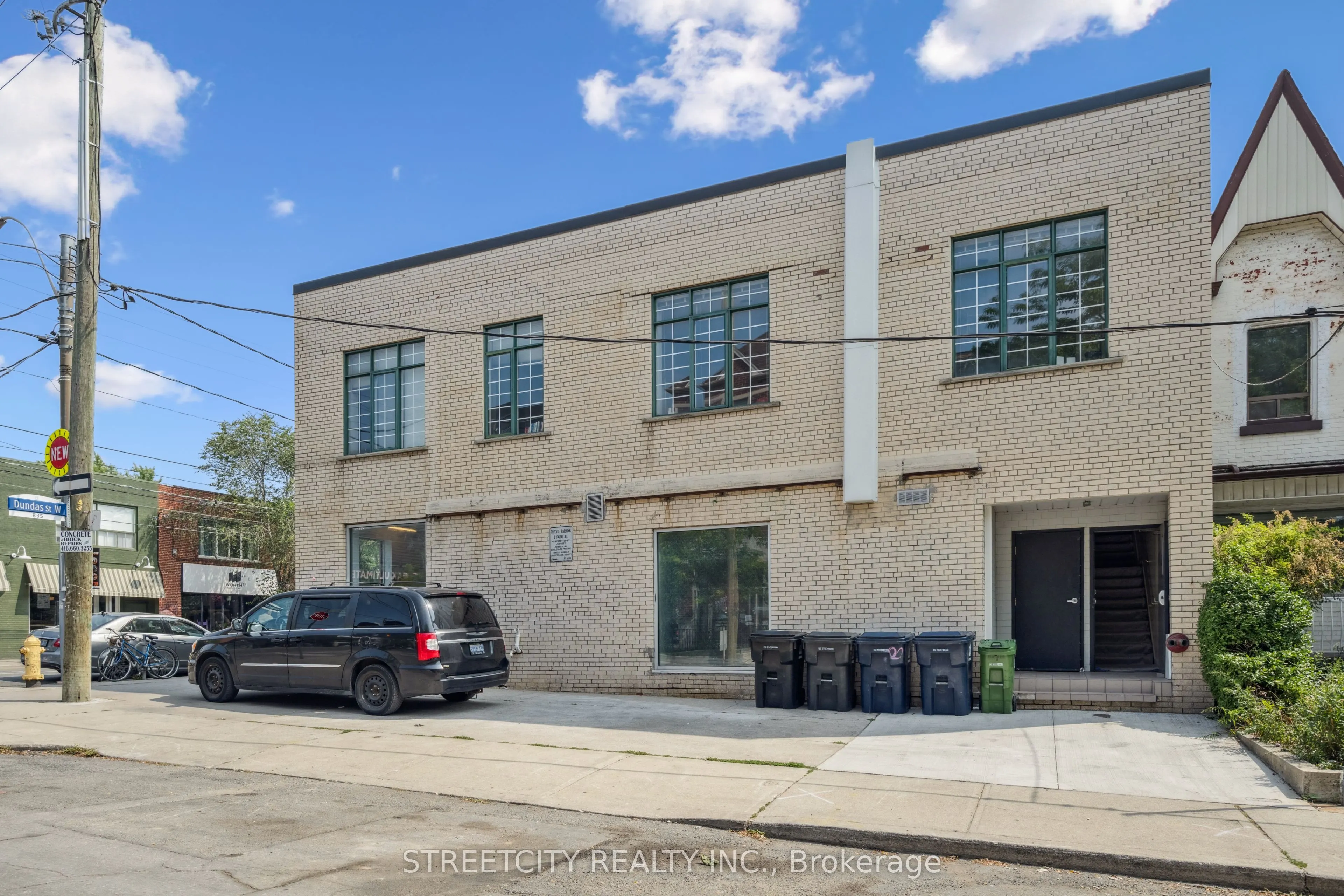 837 Dundas Street W