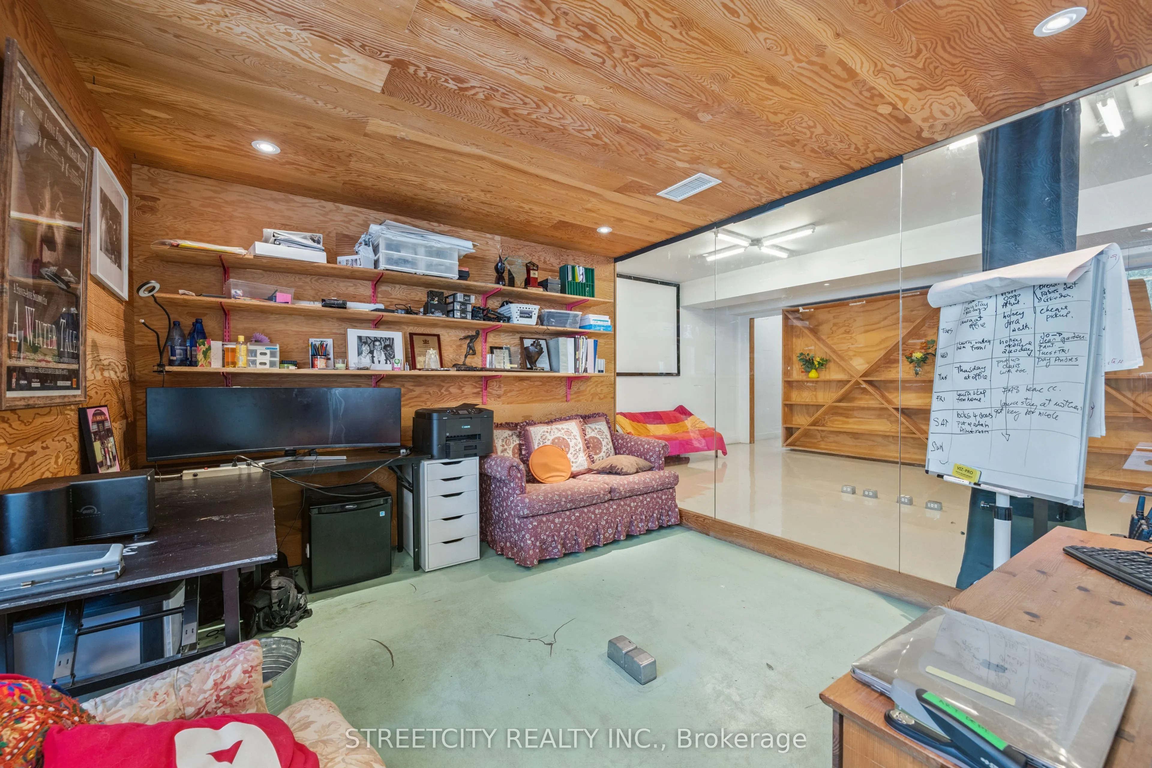 837 Dundas Street W