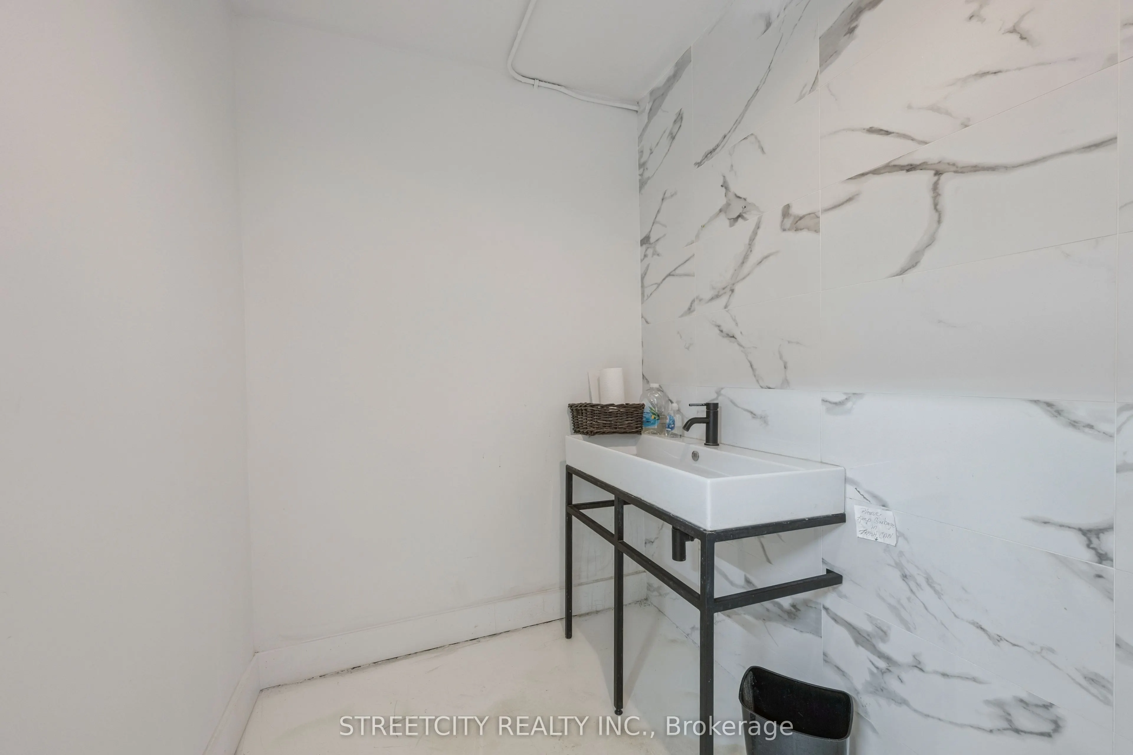 837 Dundas Street W