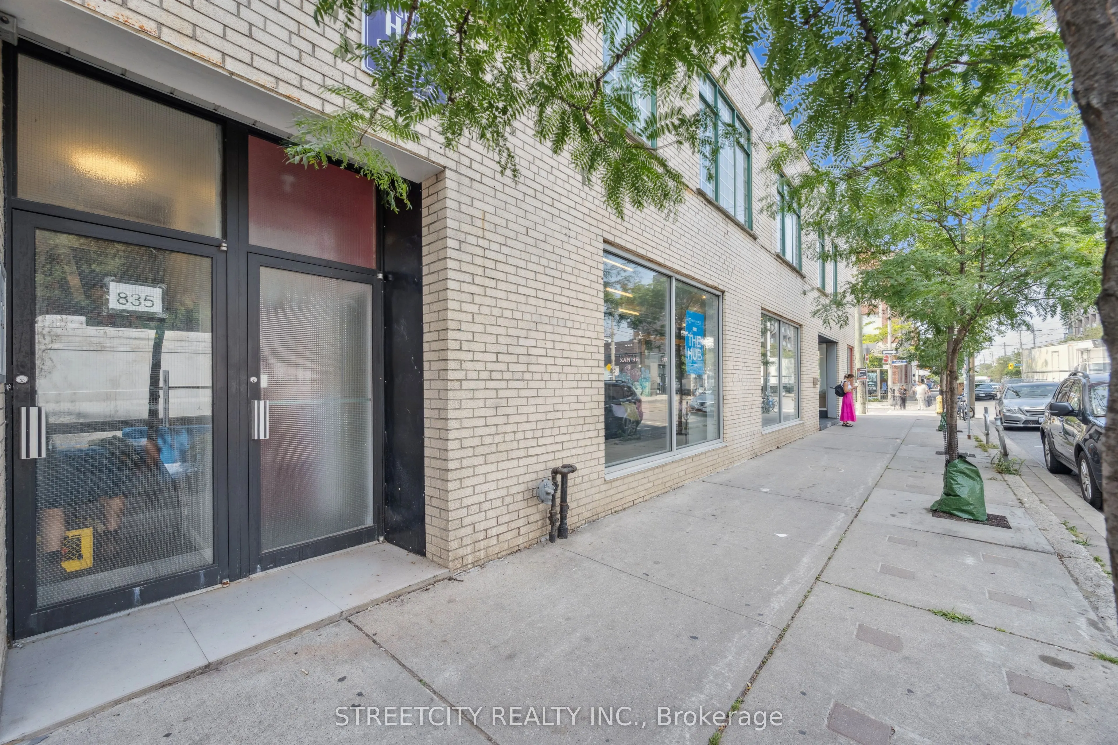 837 Dundas Street W