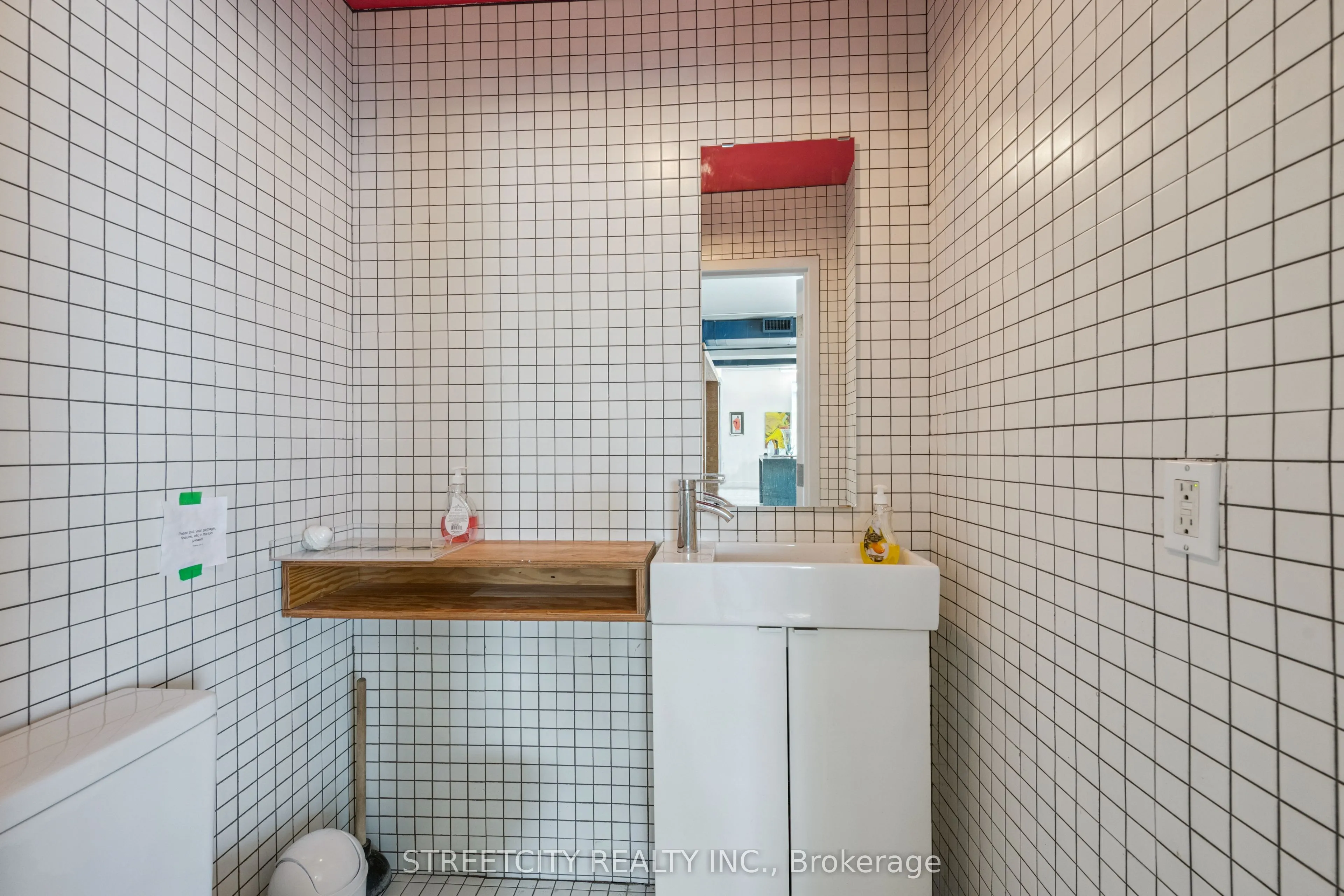 837 Dundas Street W