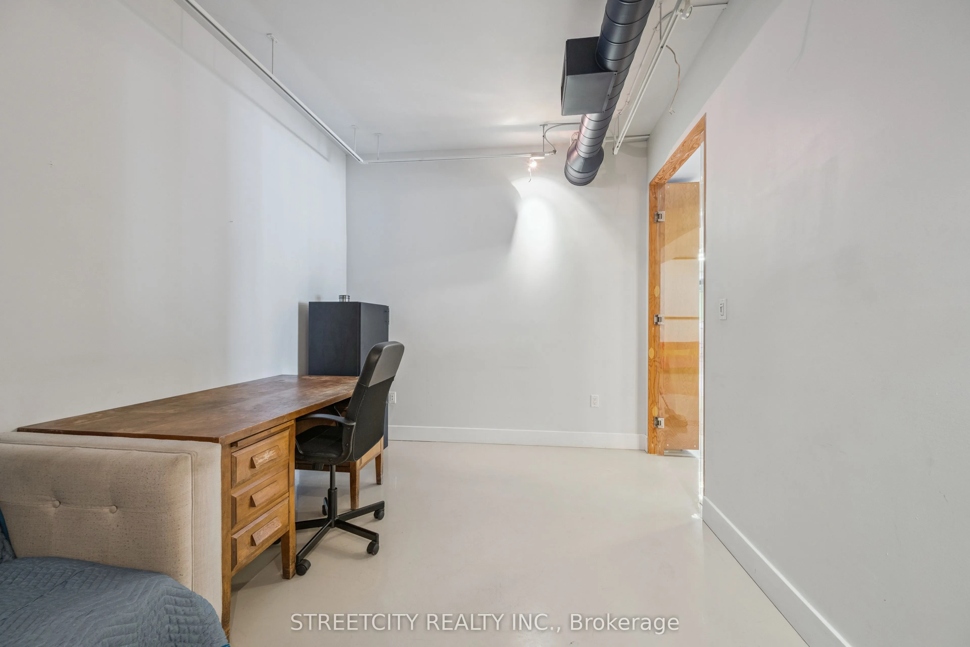 837 Dundas Street W