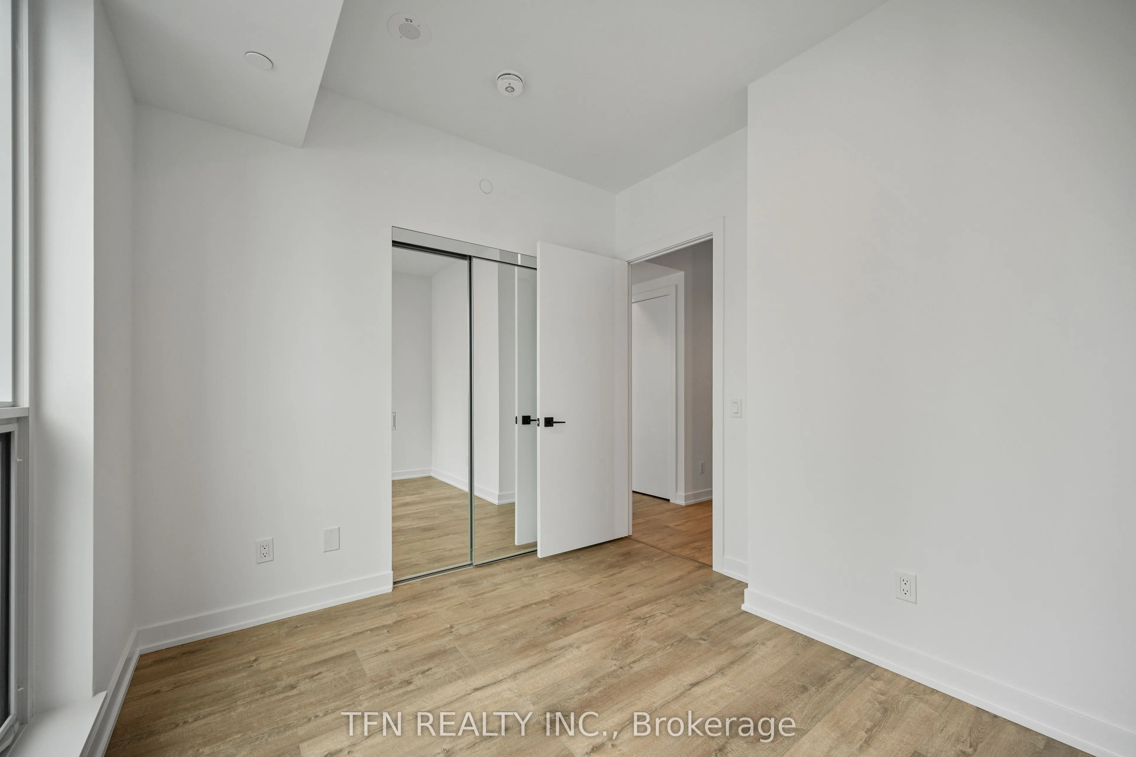 327 King Street W, #2707