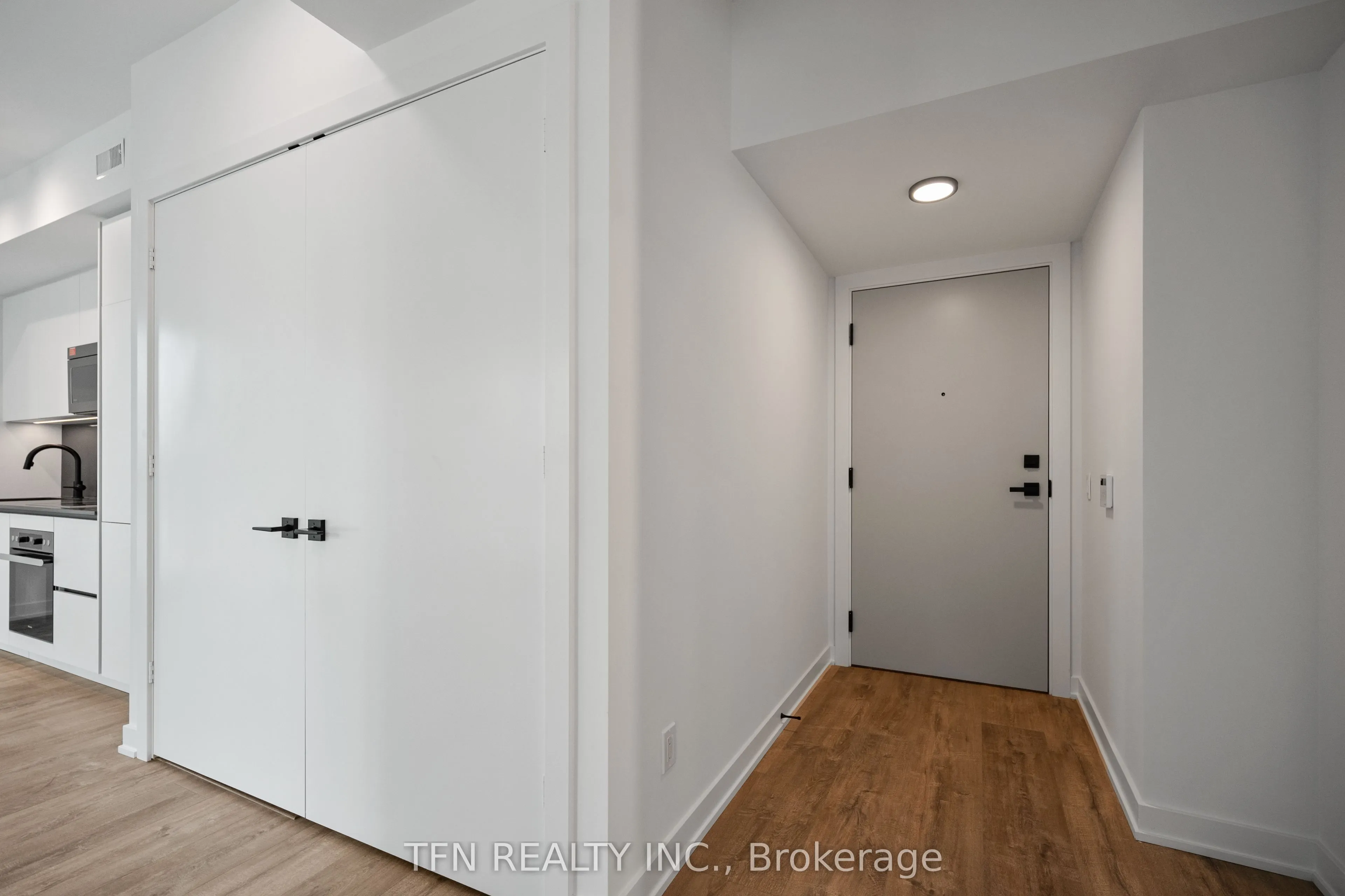 327 King Street W, #2707
