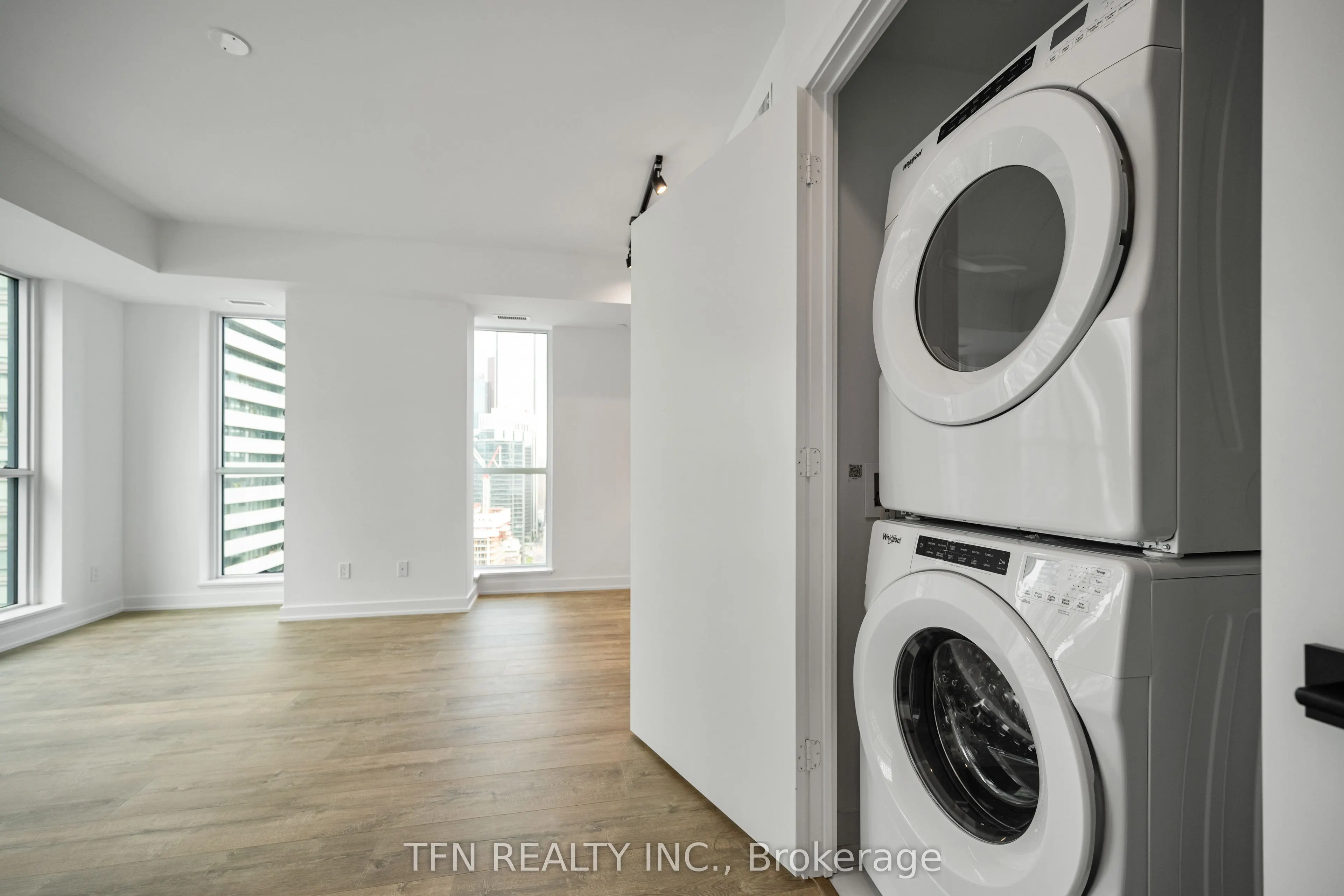 327 King Street W, #2707