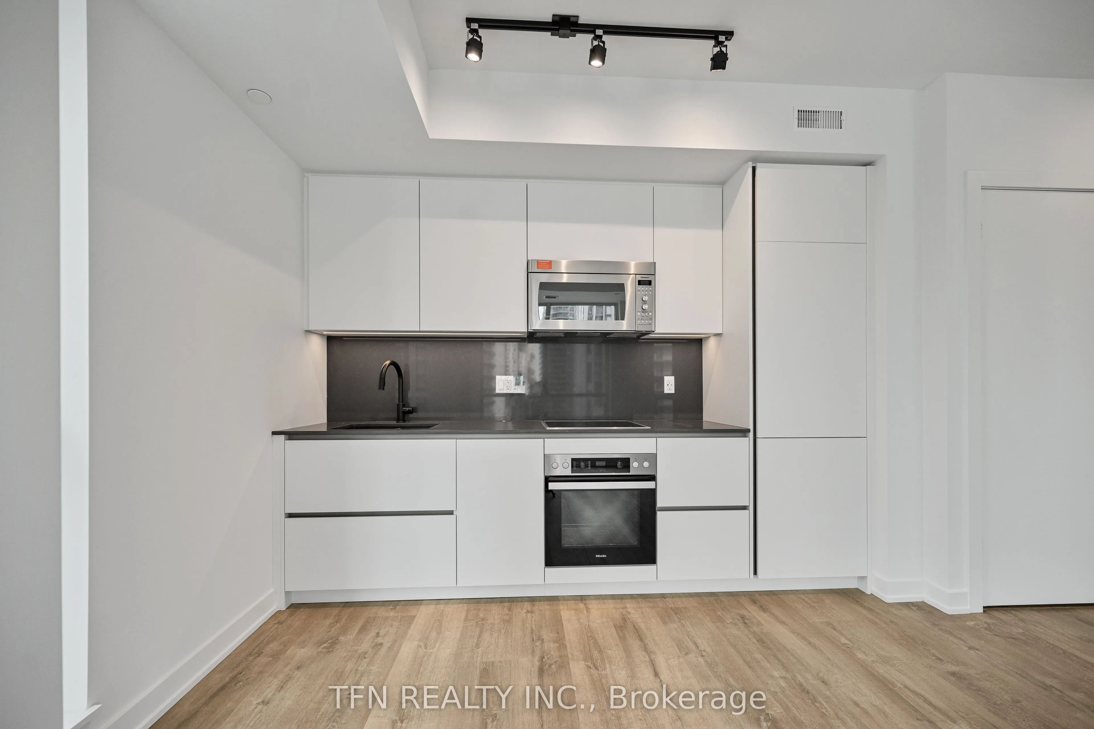 327 King Street W, #2707