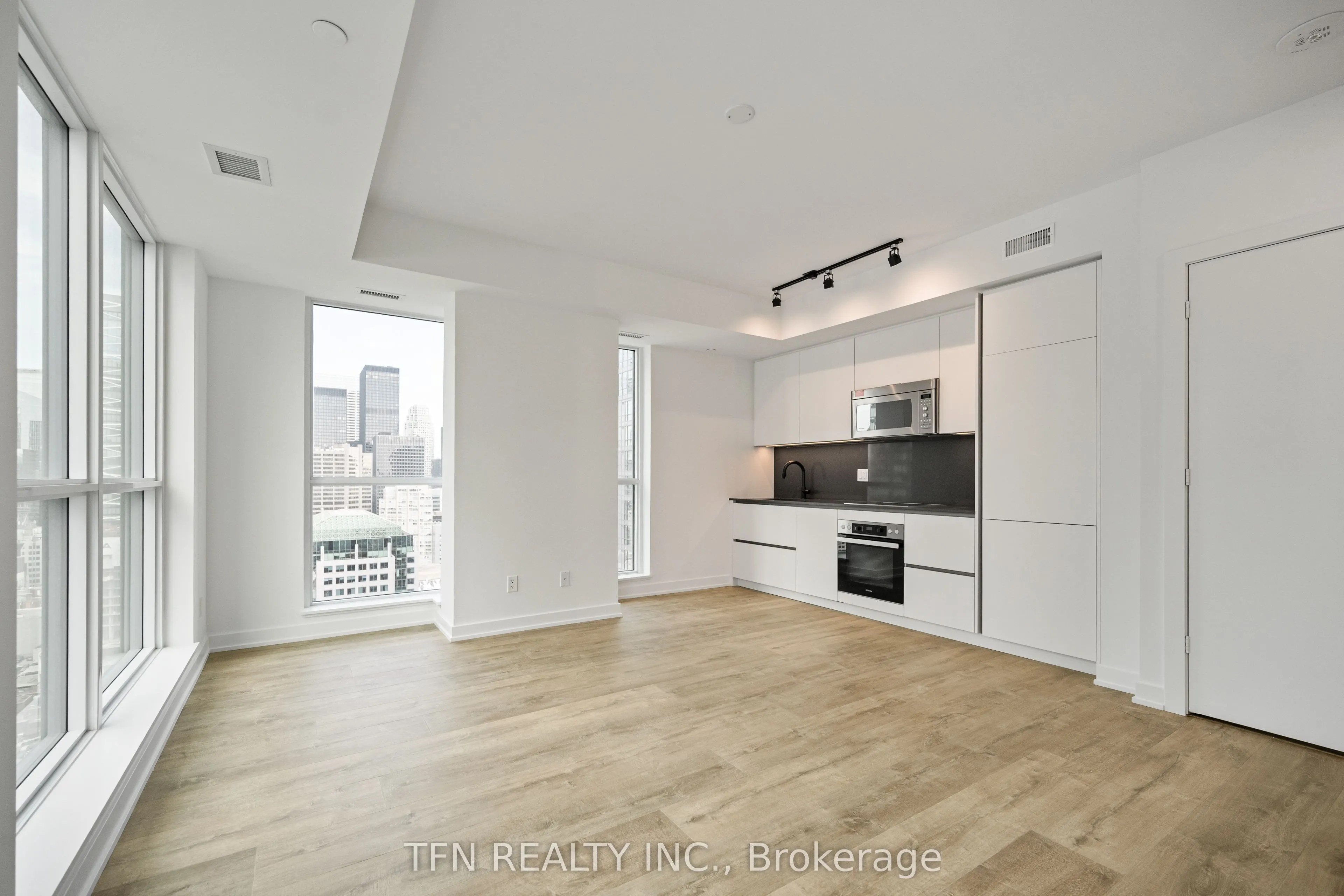 327 King Street W, #2707