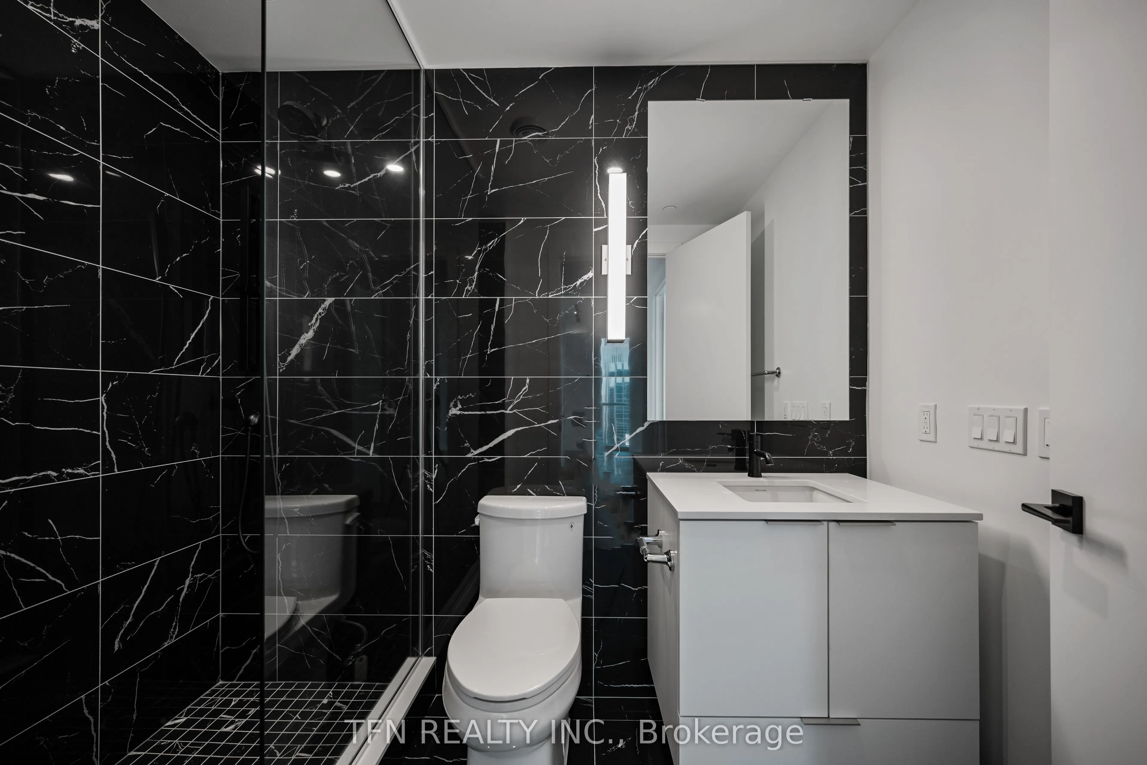 327 King Street W, #2707