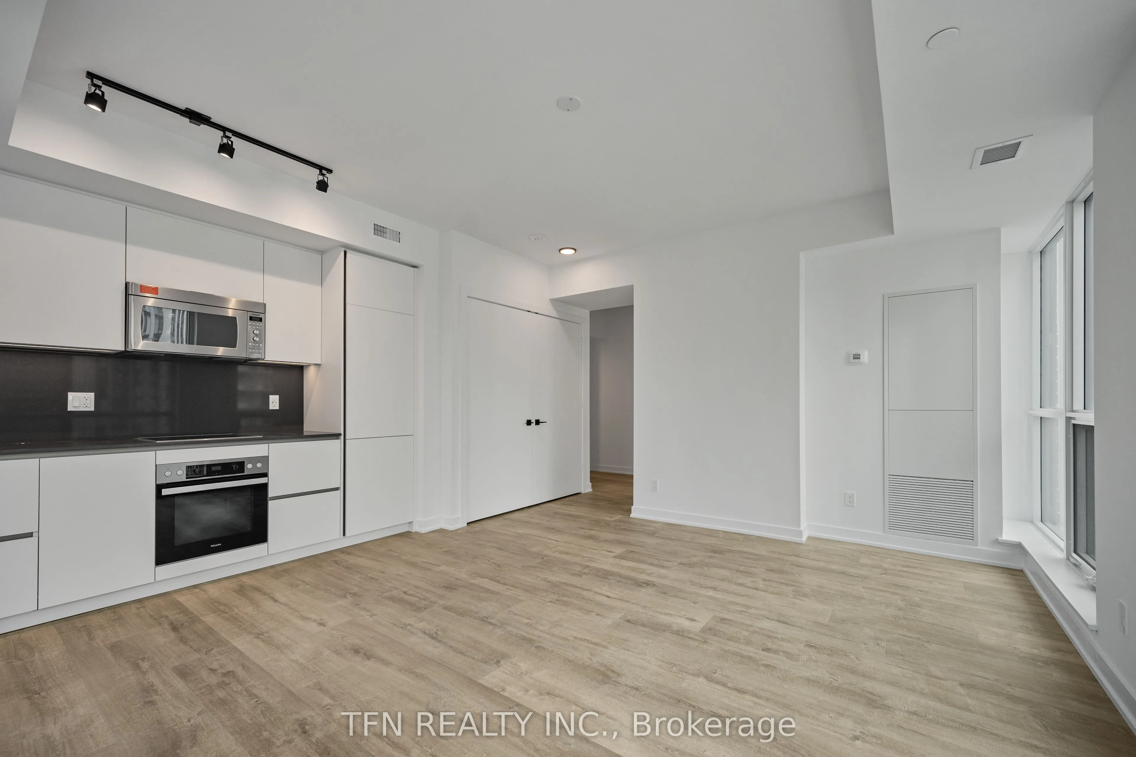 327 King Street W, #2707