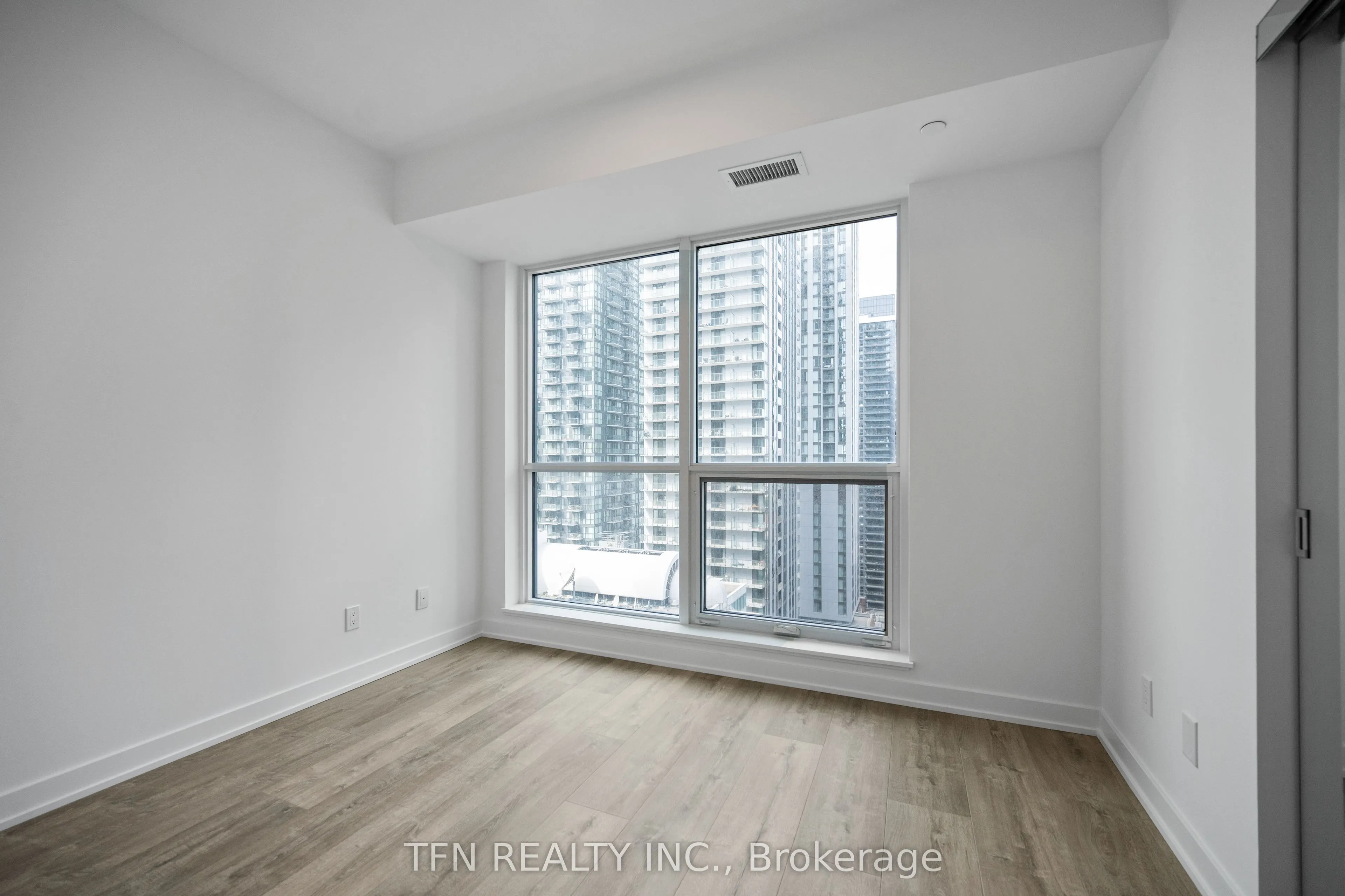 327 King Street W, #2707