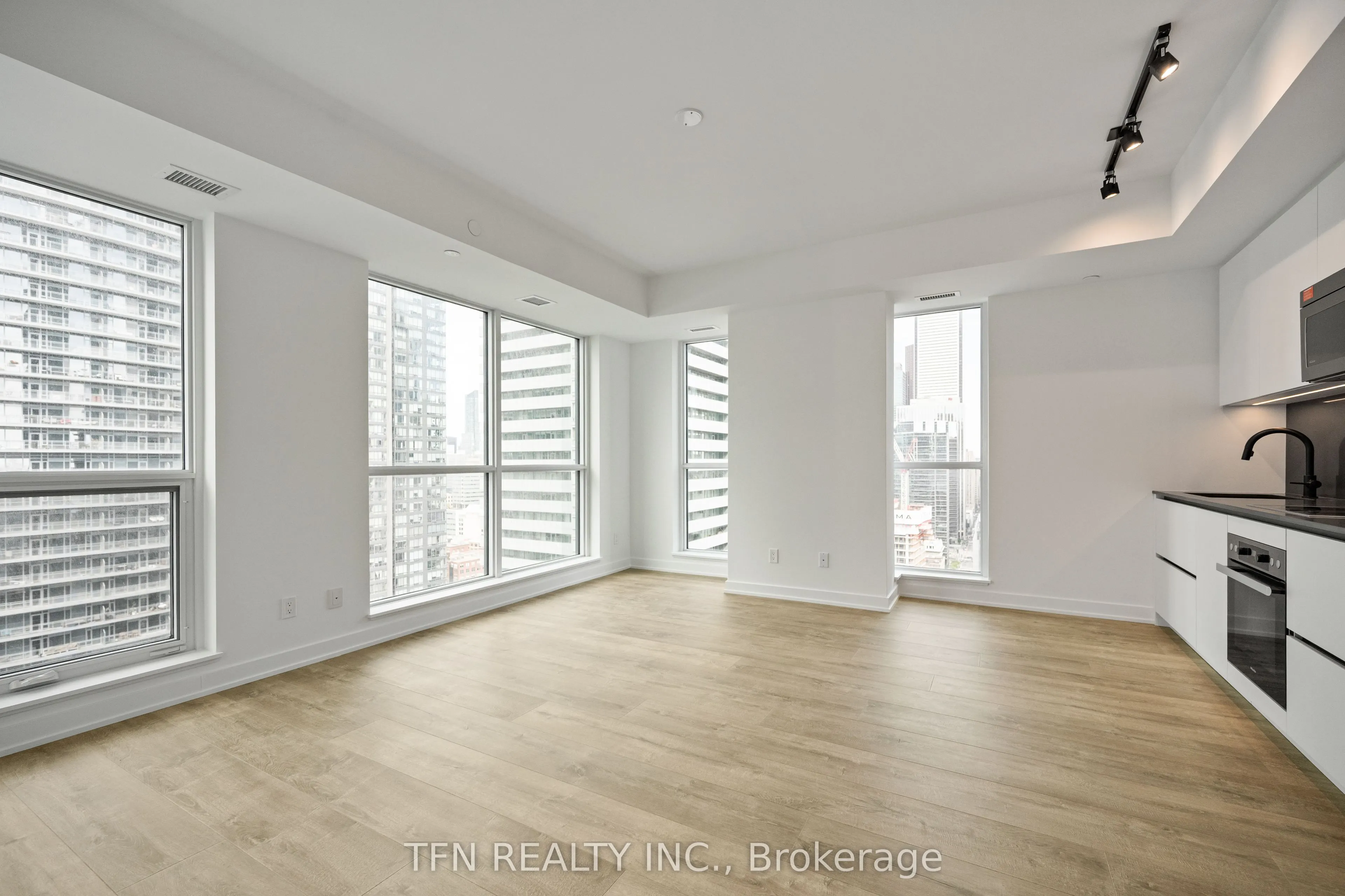 327 King Street W, #2707