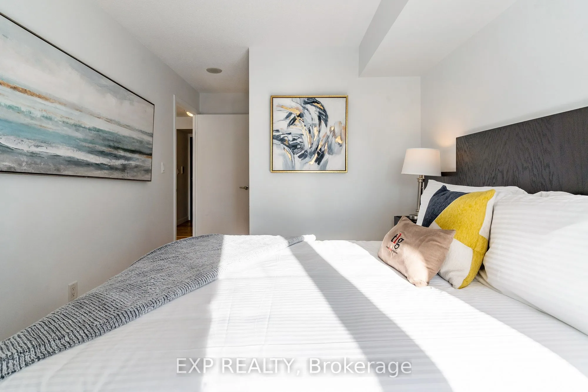 210 Victoria Street, #3205