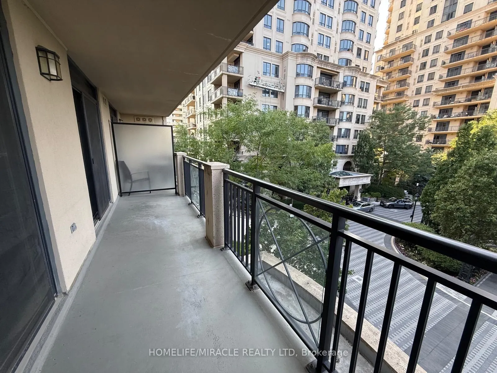 650 Sheppard Ave Avenue E, #302