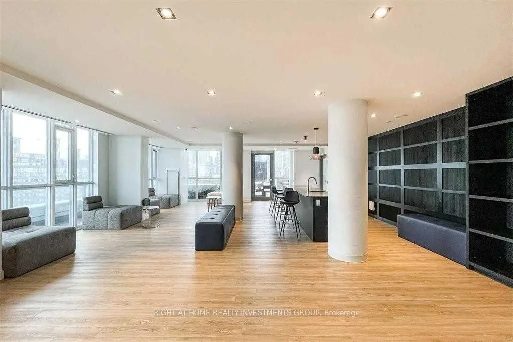 120 Parliament Street, #817