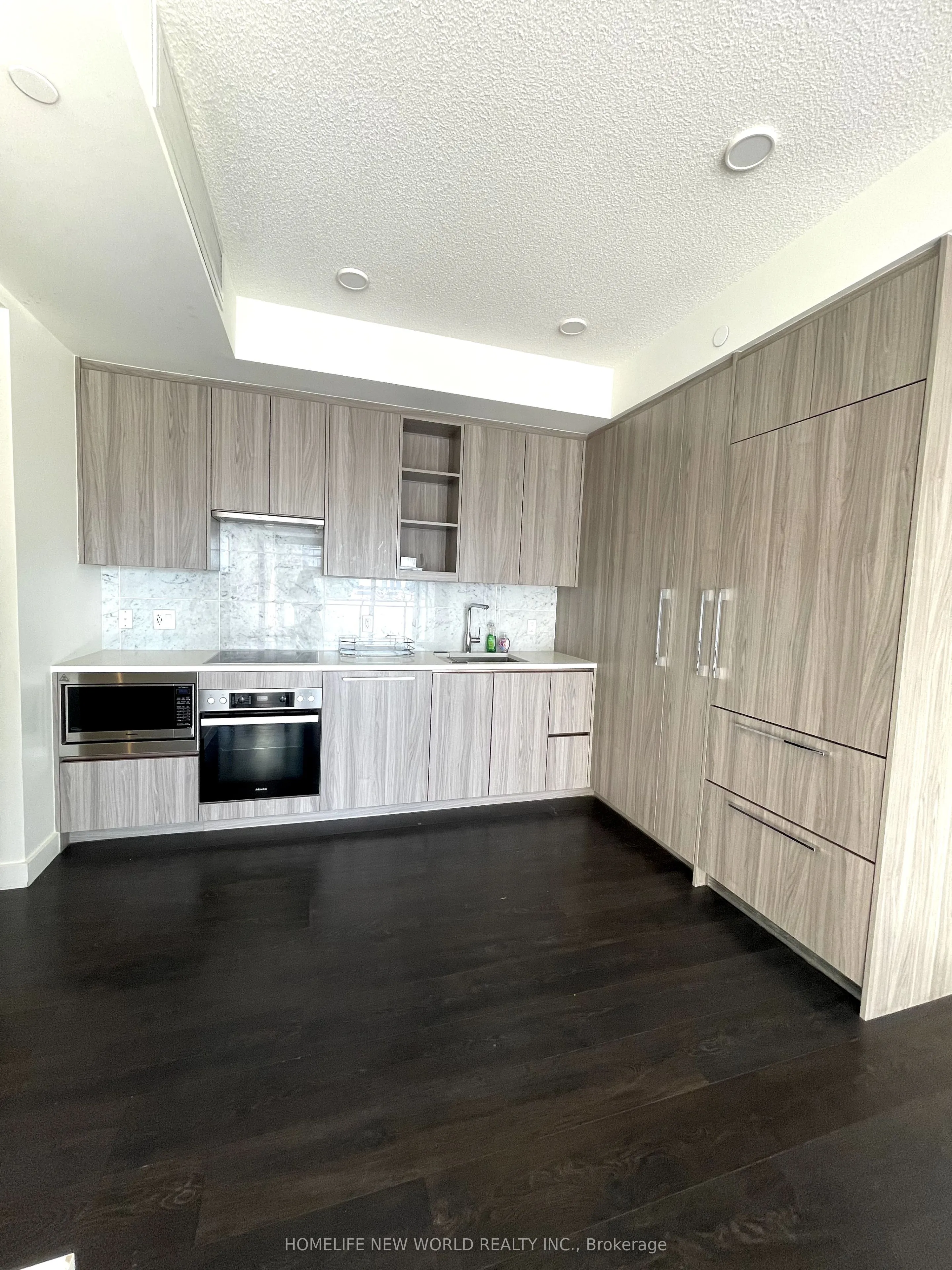 85 Mcmahon Drive, #806