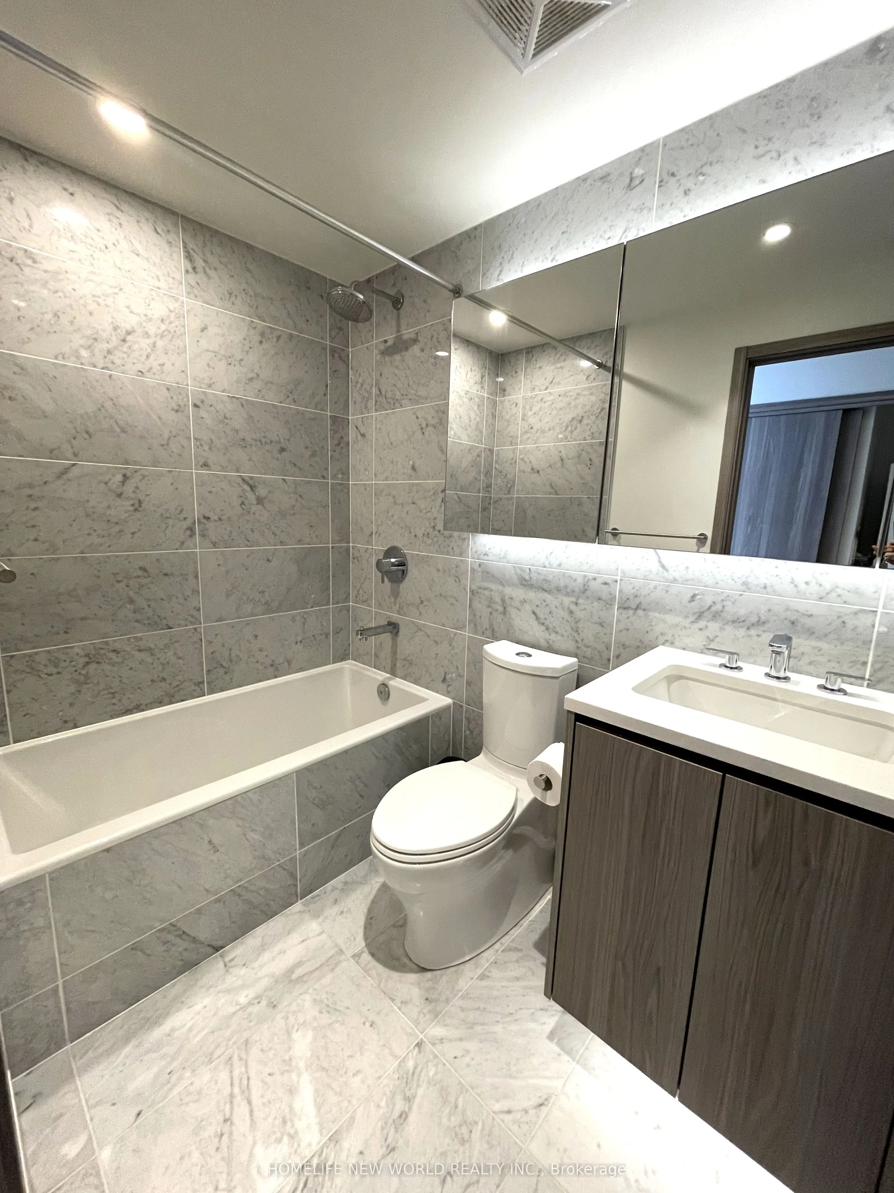 85 Mcmahon Drive, #806